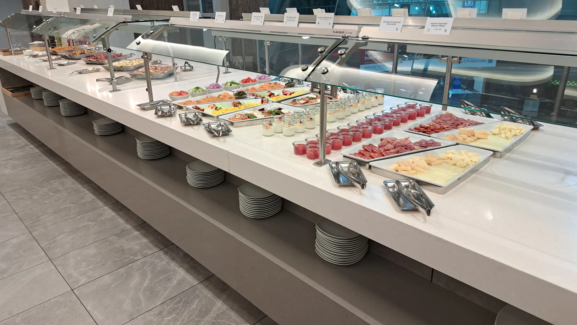Buffet mit verschiedenen Speisen und Käseplatten