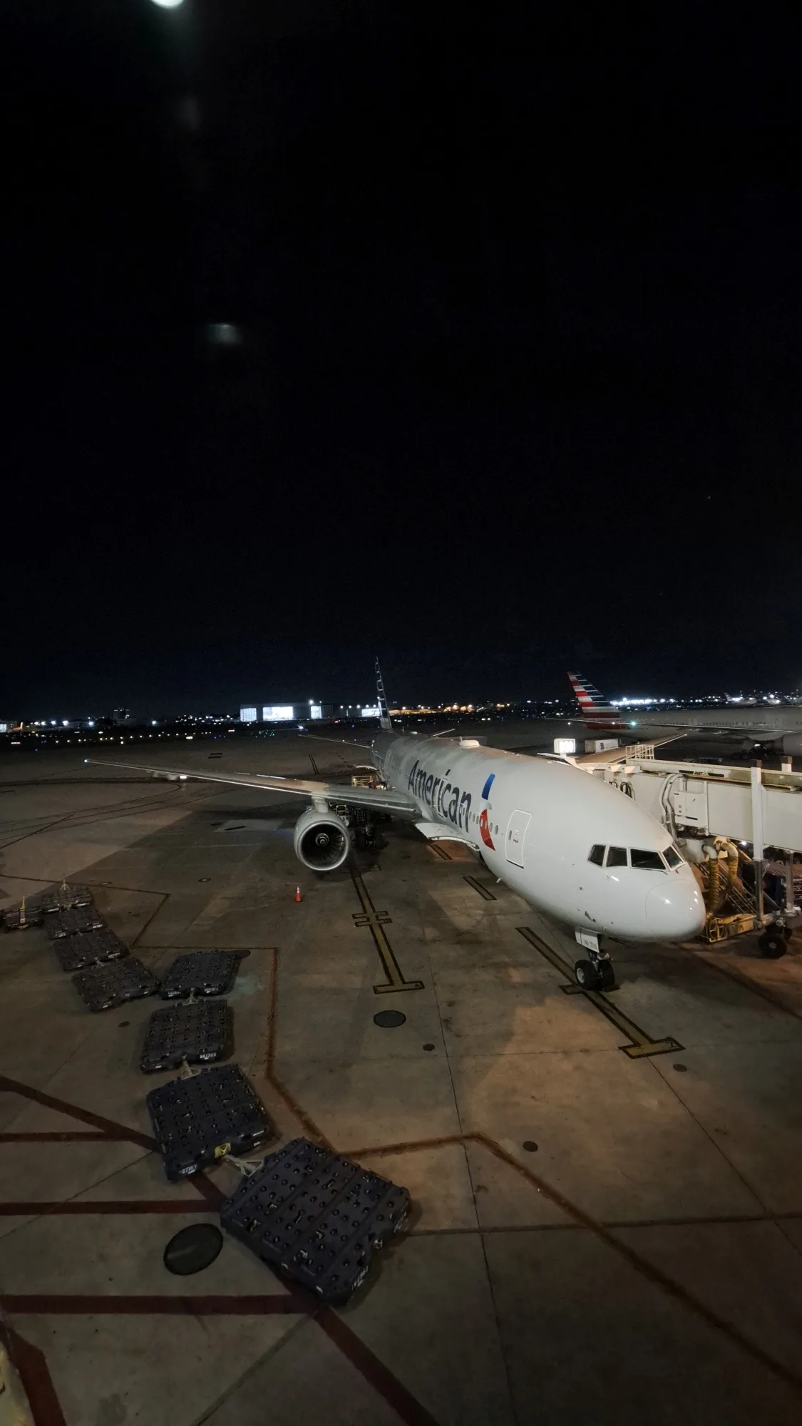 Flugzeug am Flughafen bei Nacht