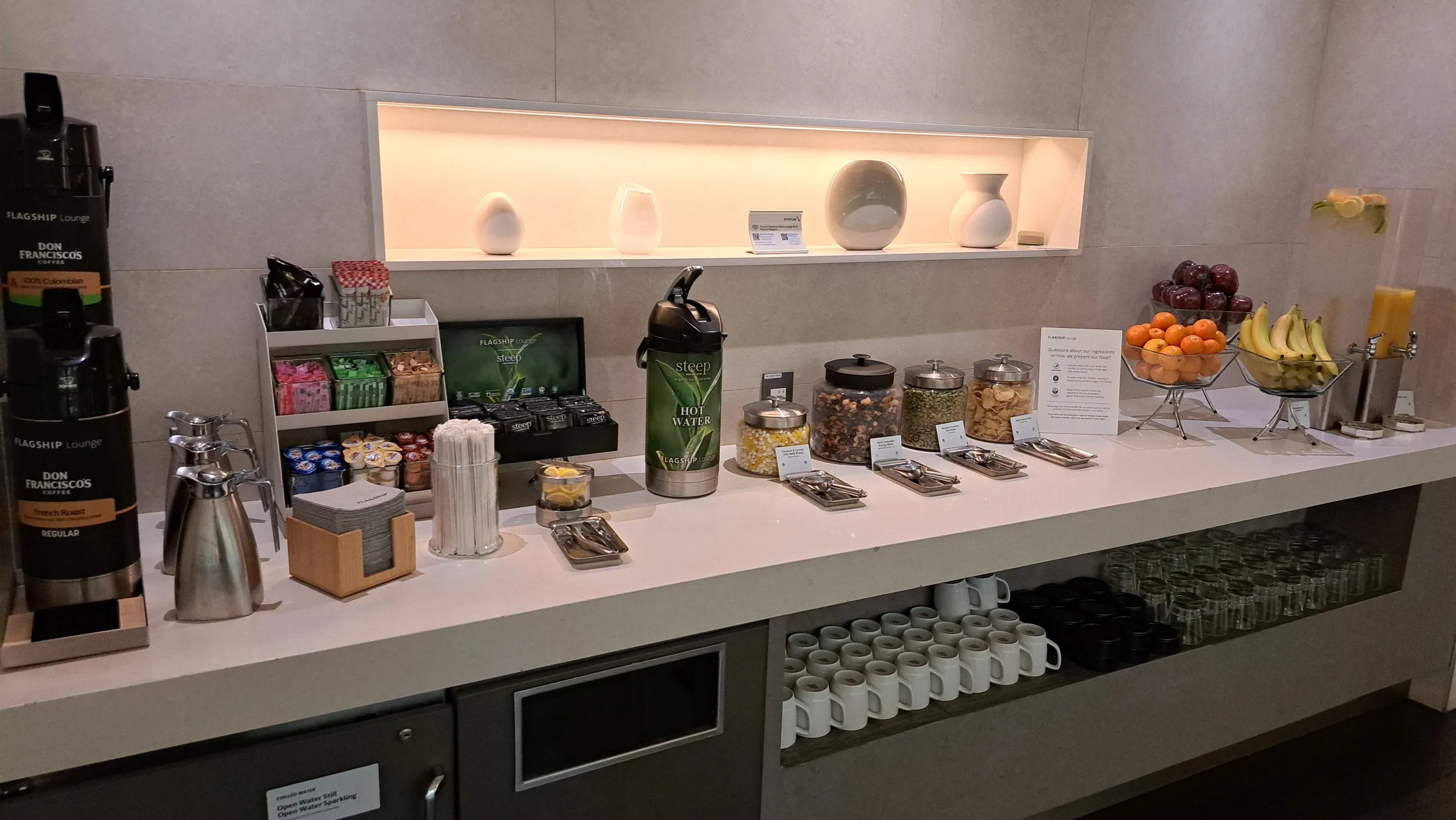 Flagship Lounge mit Kaffeezubereitung und Snacks
