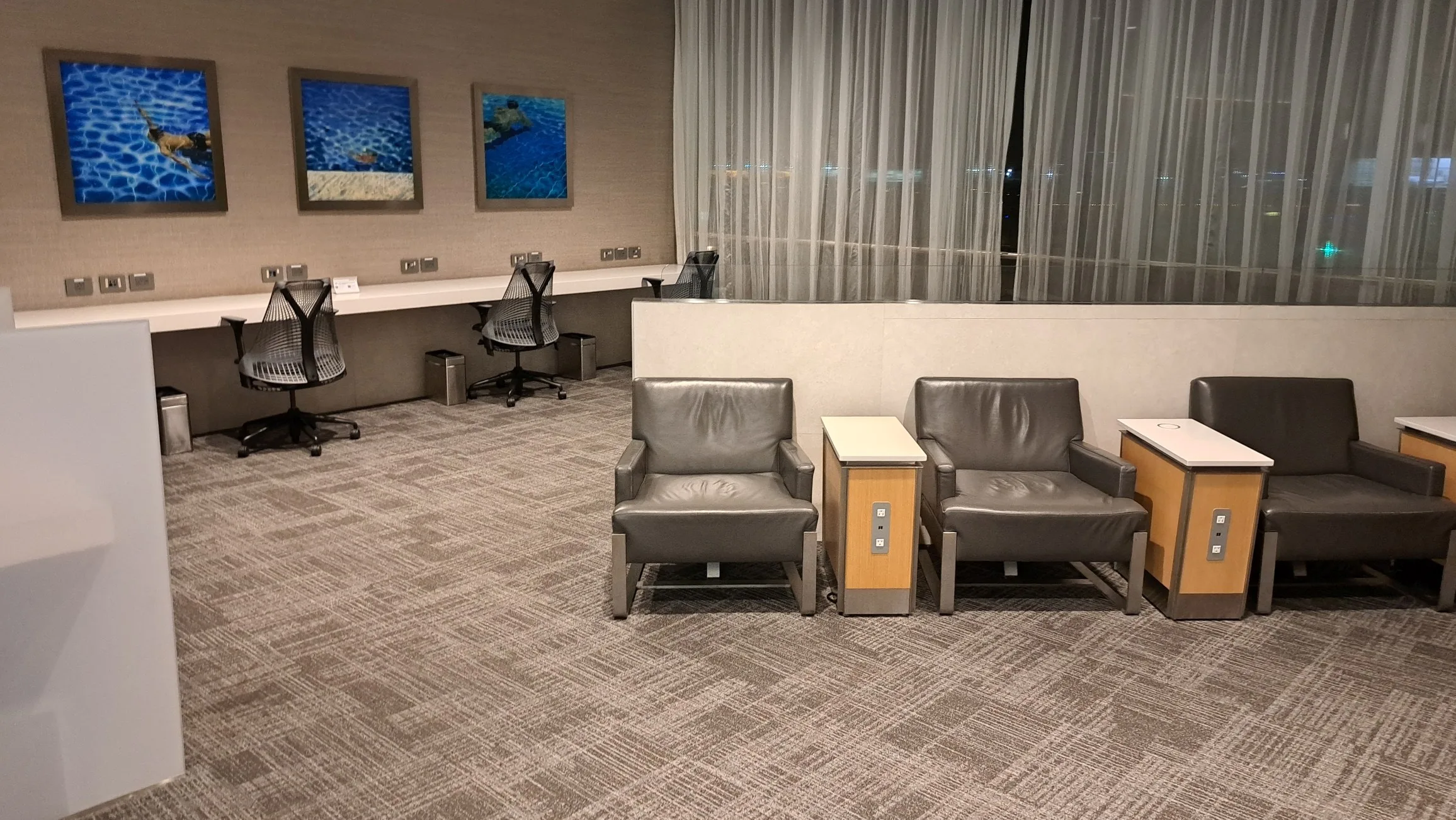 Miami-Flaggschiff-Lounge von American Airlines mit Sesseln und Unterhaltungsgeräten