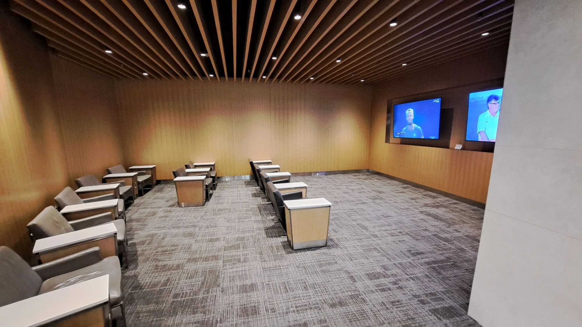 Leerer Flughafen-Lounge mit Holzwänden und Fernsehern