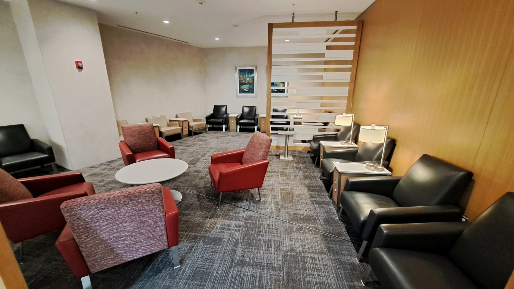 Lounge mit Sesseln und Couchen in verschiedenen Farben