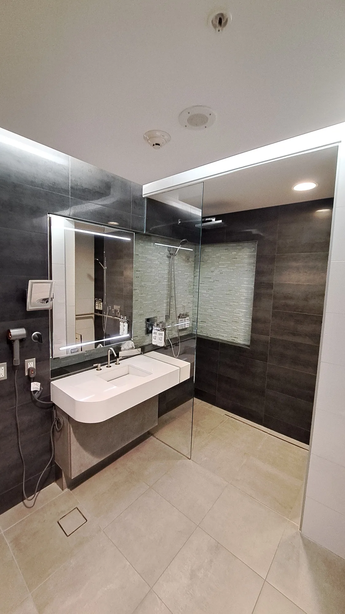 Moderne Badezimmeranlage mit Dusche und Spiegelschrank