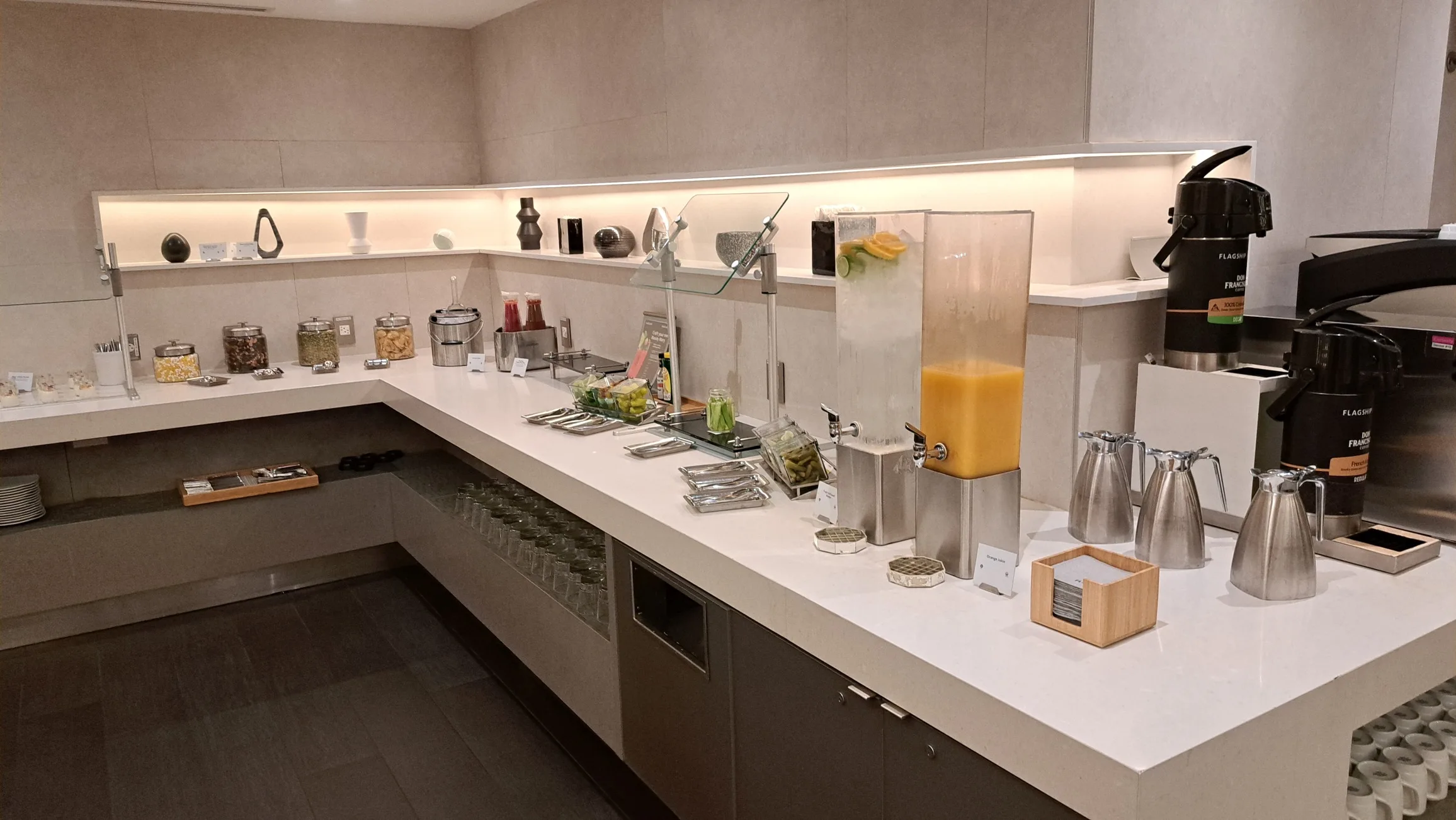 Buffet mit Frühstücksmitteln und Getränken im Flughafenlounge