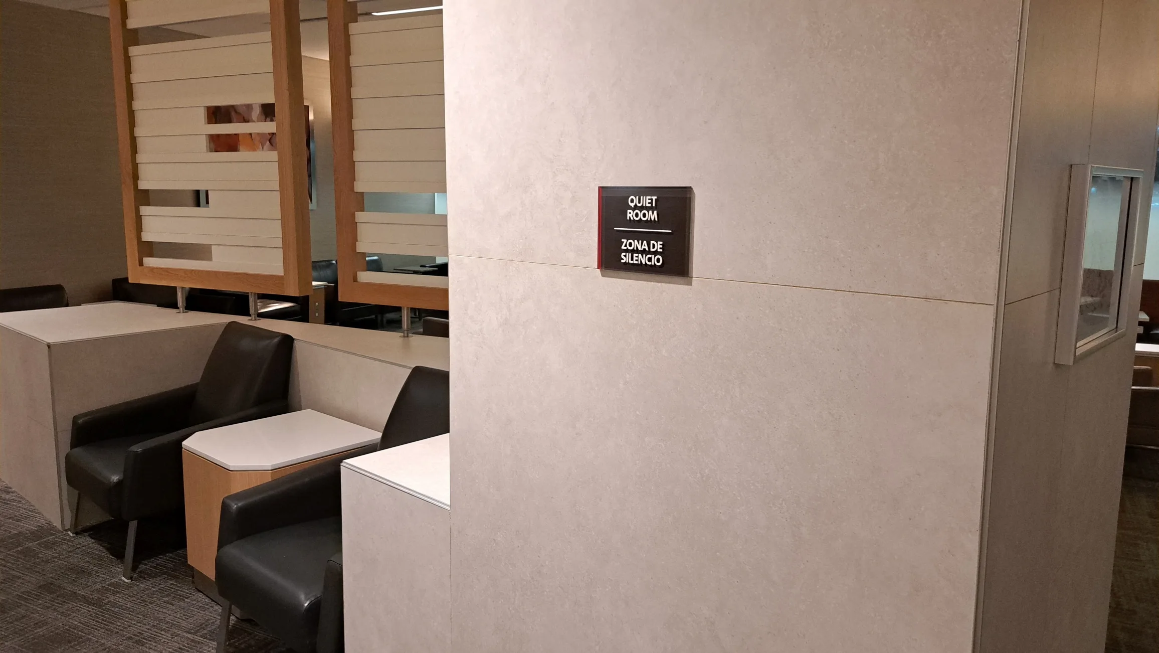 Quiet Room Schild mit Text auf Spanisch und Englisch