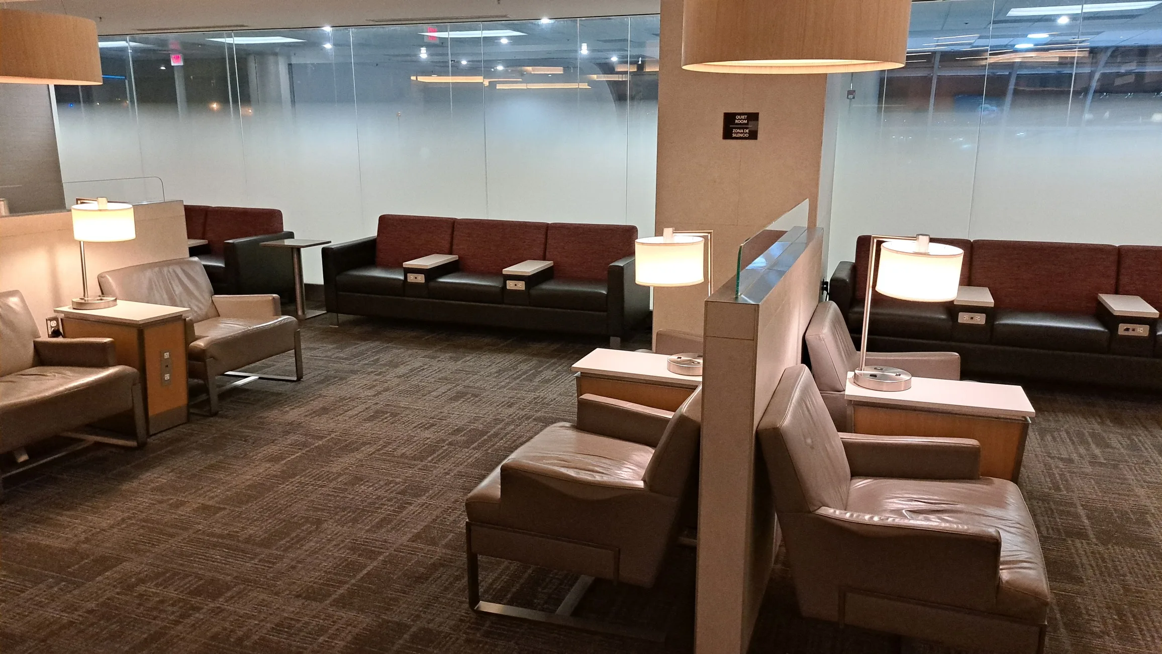 Lounge mit Sesseln und Couchen in warmen Farbtönen