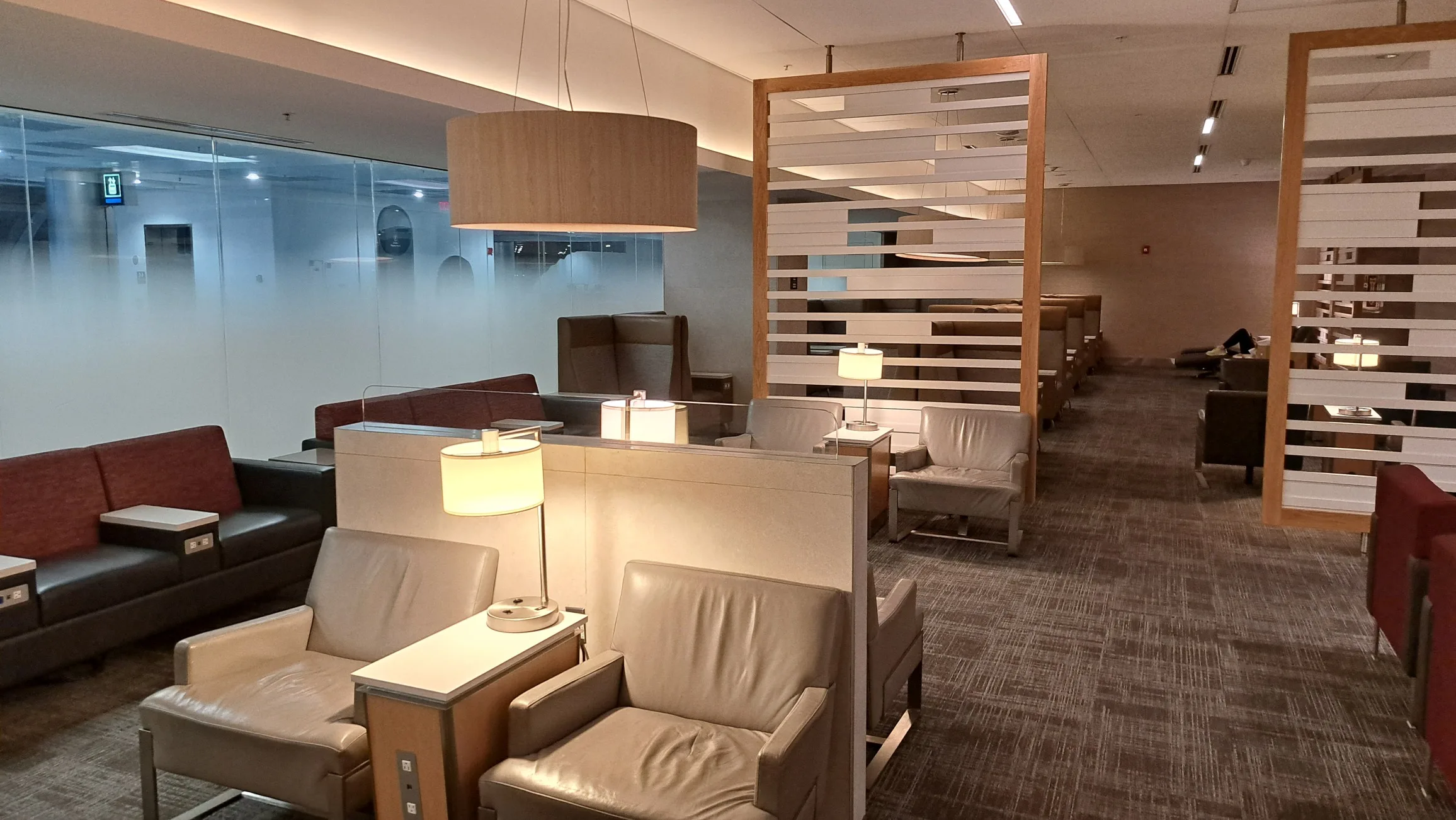 Lounge mit Sesseln und Tischen in neutralen Farben