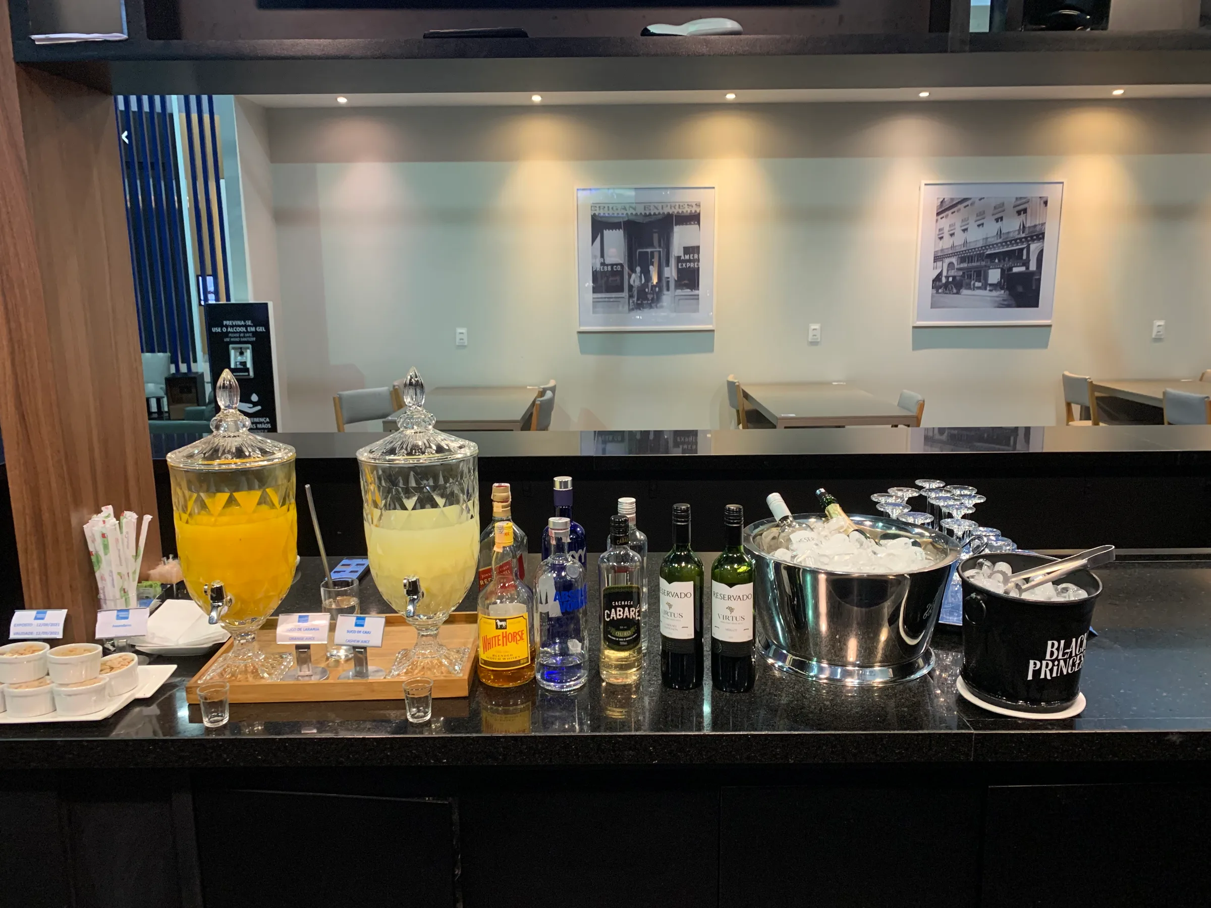 Lounge-Bar mit Getränken und Eiswürfeln