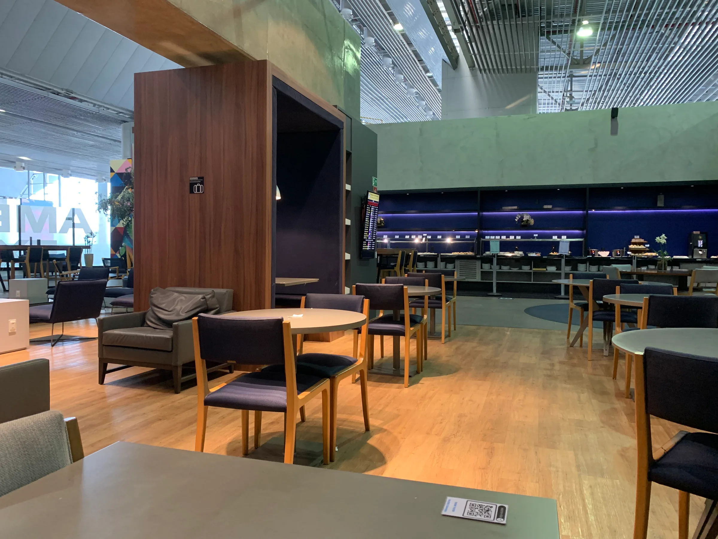 VIP-Lounge mit Sesseln und Tischen im Flughafen