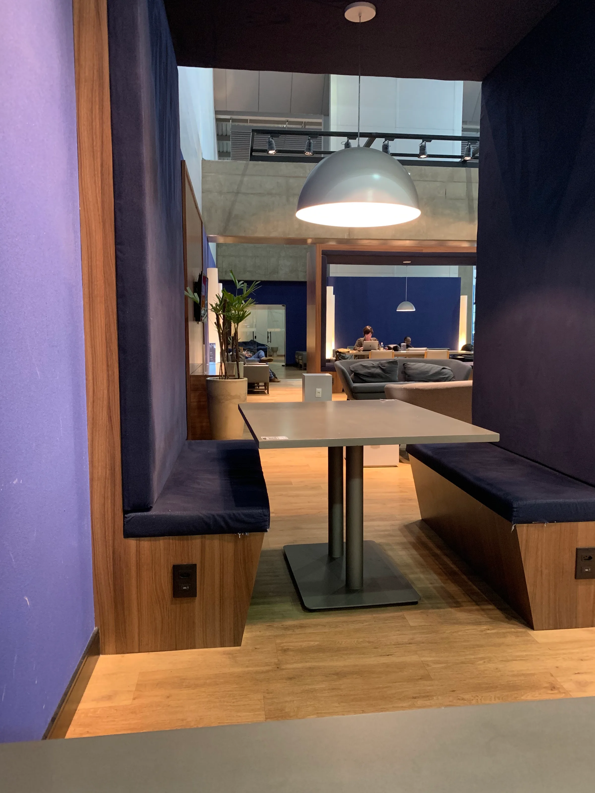 VIP-Lounge mit Sitzbank und Tisch im modernen Design