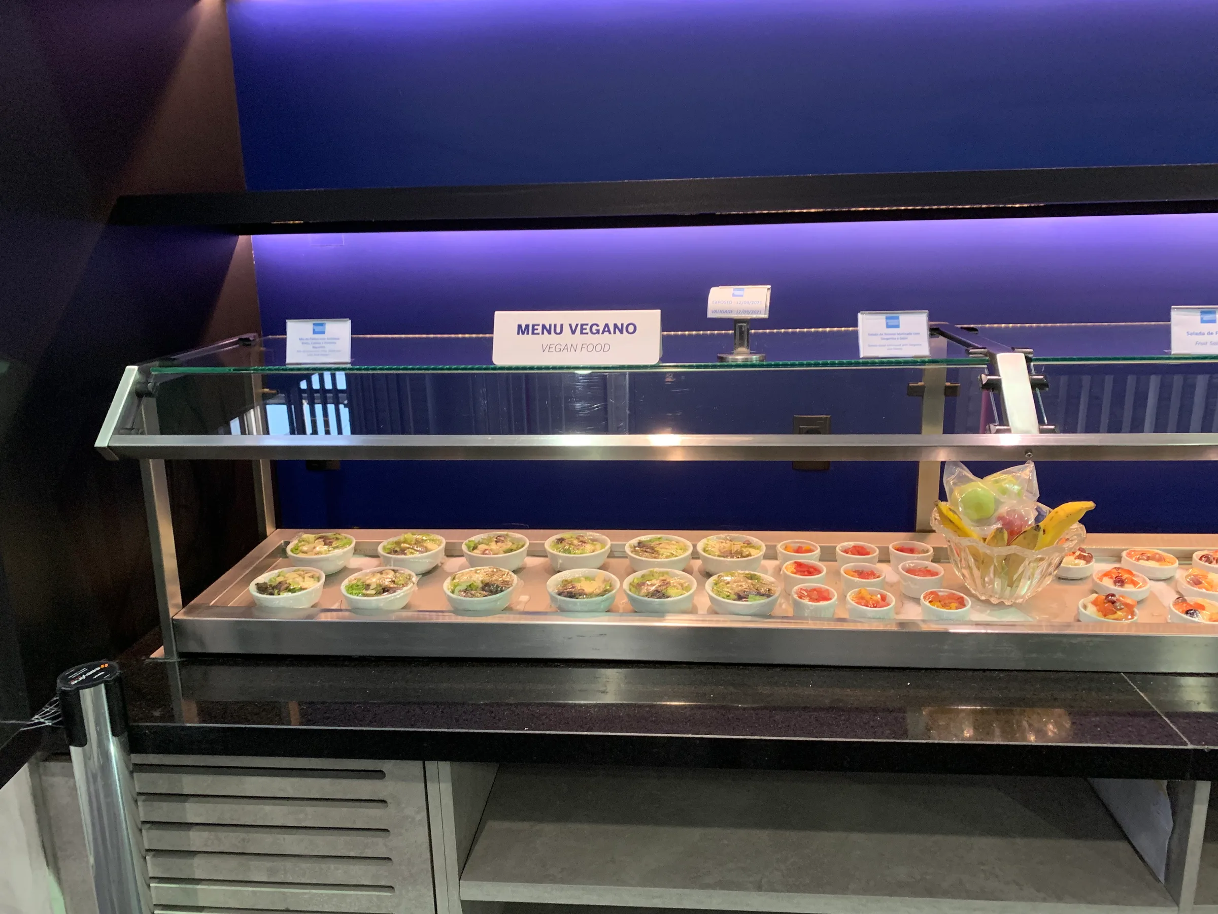 Veganes Menü im VIP-Lounge mit Schalen und Beilagen