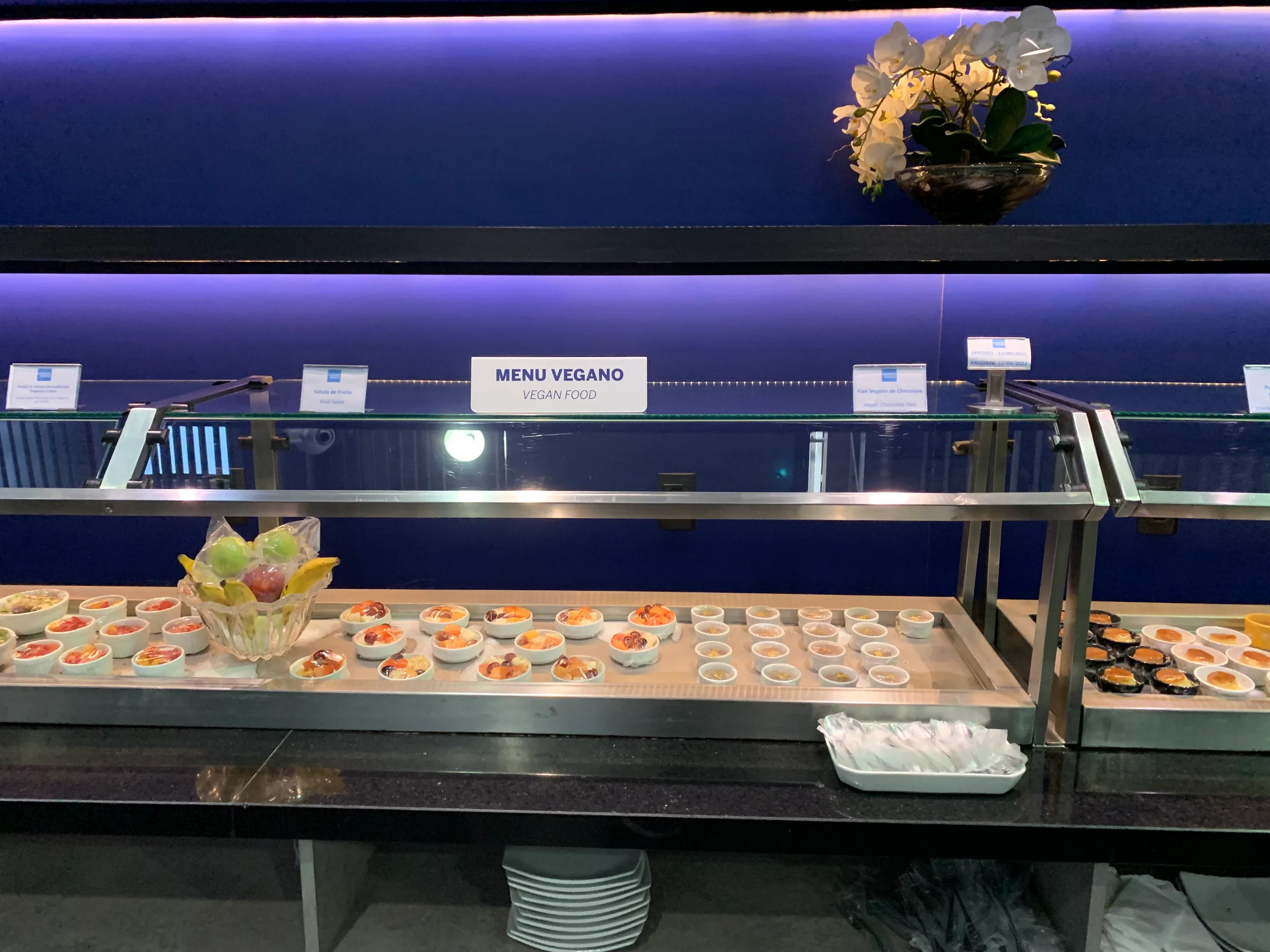 Veganisches Buffet im VIP-Lounge mit Obstschale und verschiedenen Gerichten