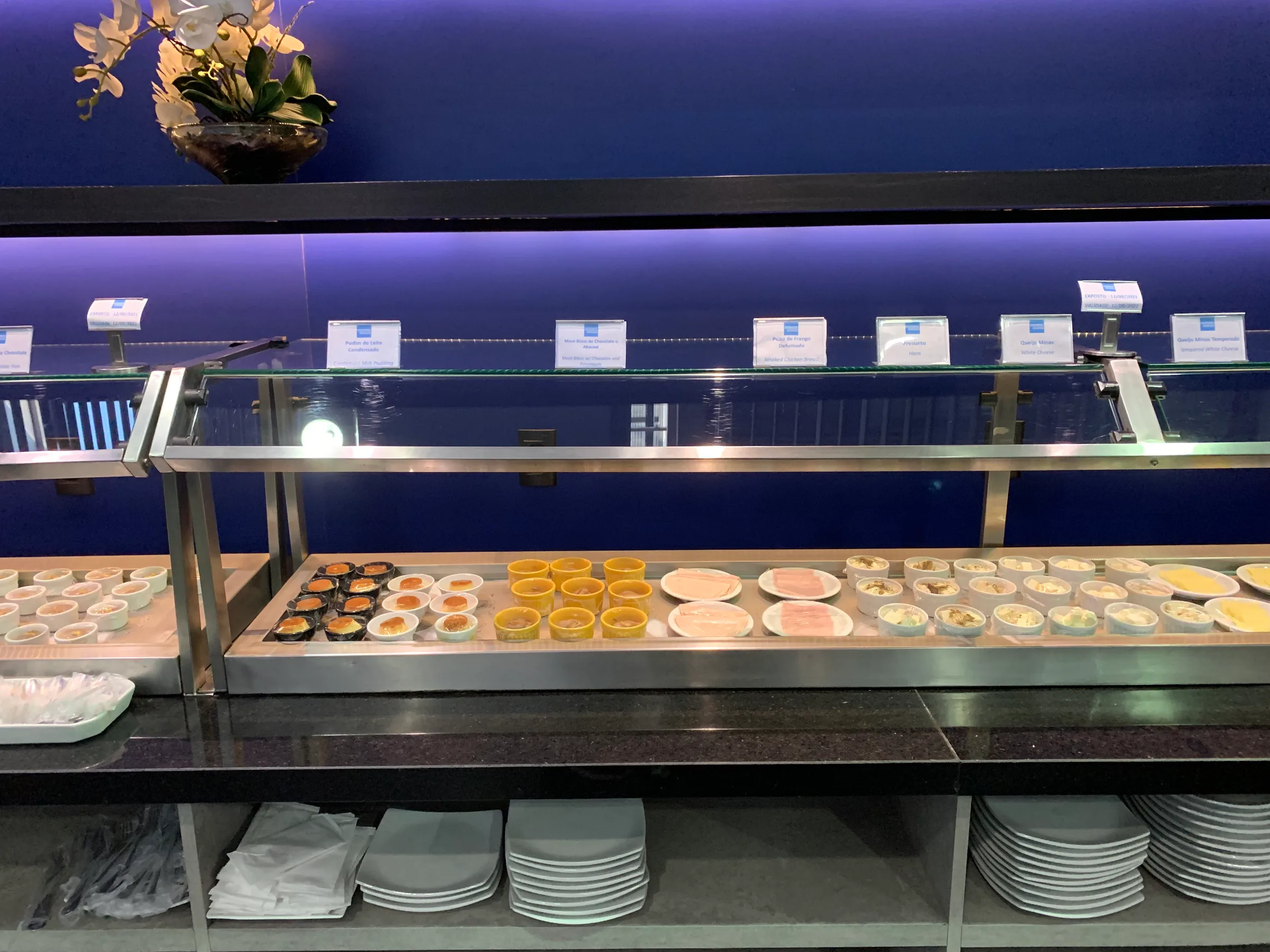 Loungebuffet mit verschiedenen Snacks und Getränken
