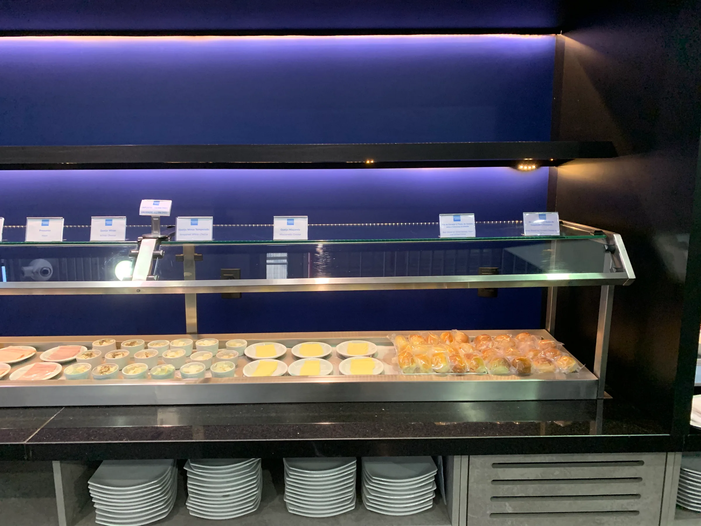 Loungebuffet mit verschiedenen Snacks und Kuchen