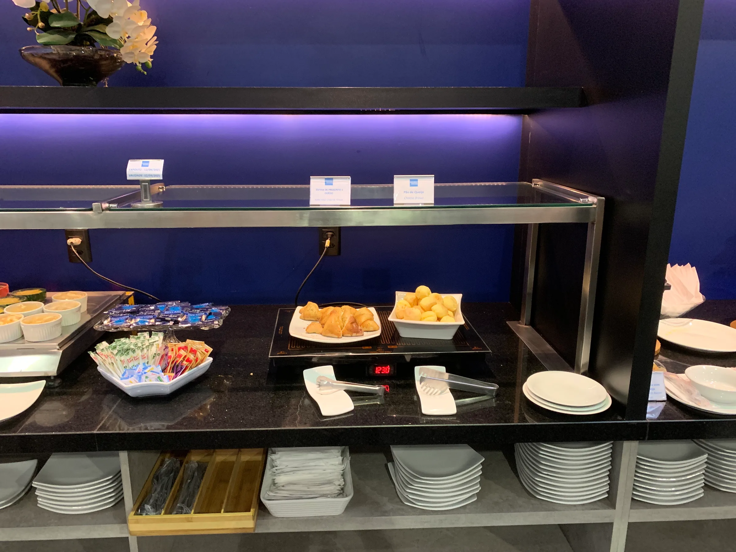 Buffet mit Croissants und Kartoffelstäbchen auf einer schwarzen Arbeitsplatte