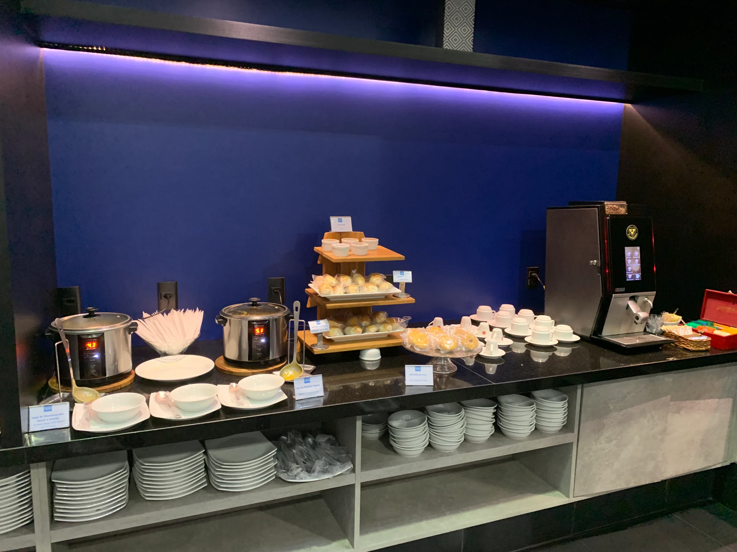 Buffet mit Kaffeevollautomat und verschiedenen Speisen