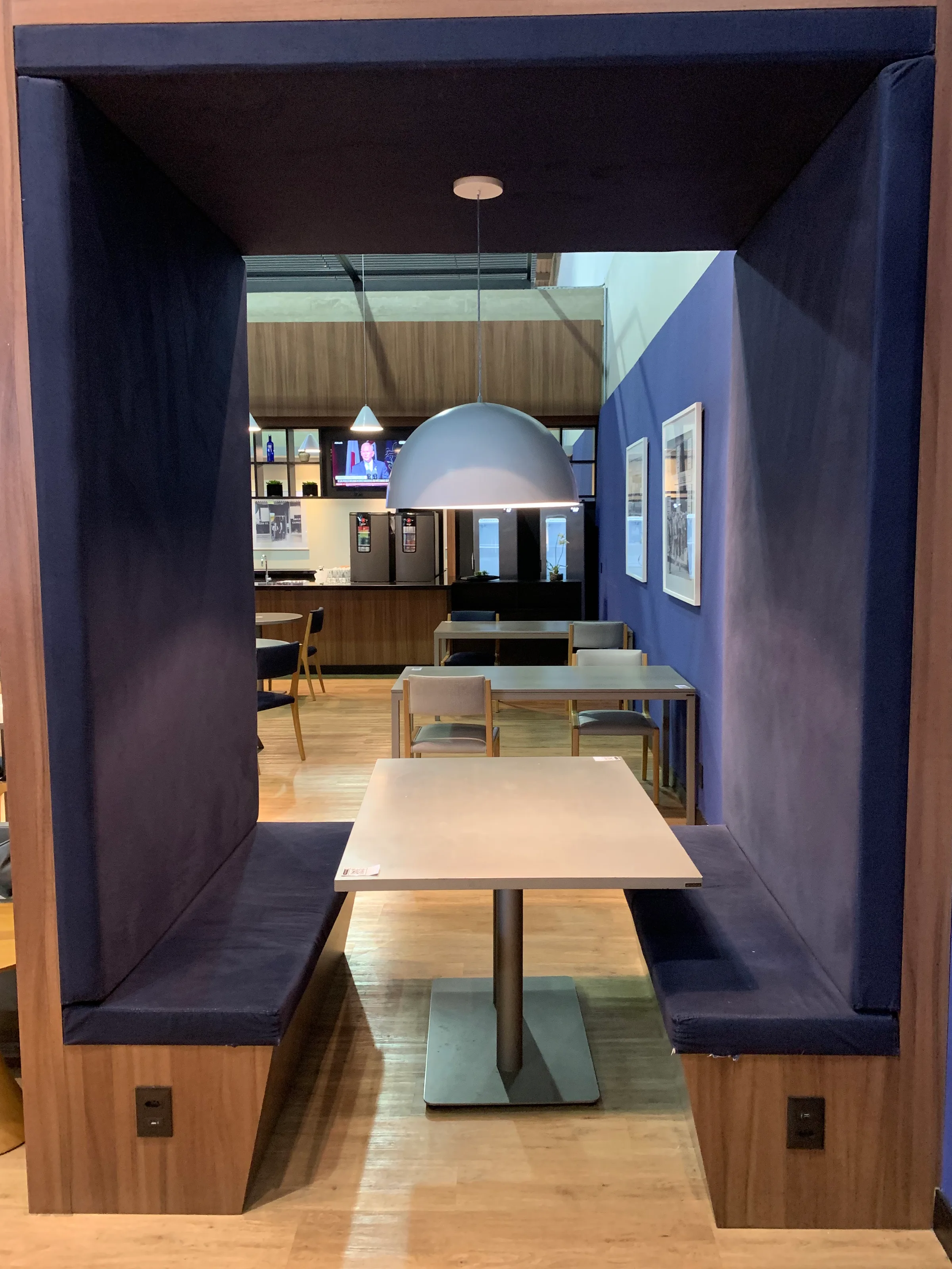 VIP-Lounge mit Tisch und Sitzbank in blauem Bereich