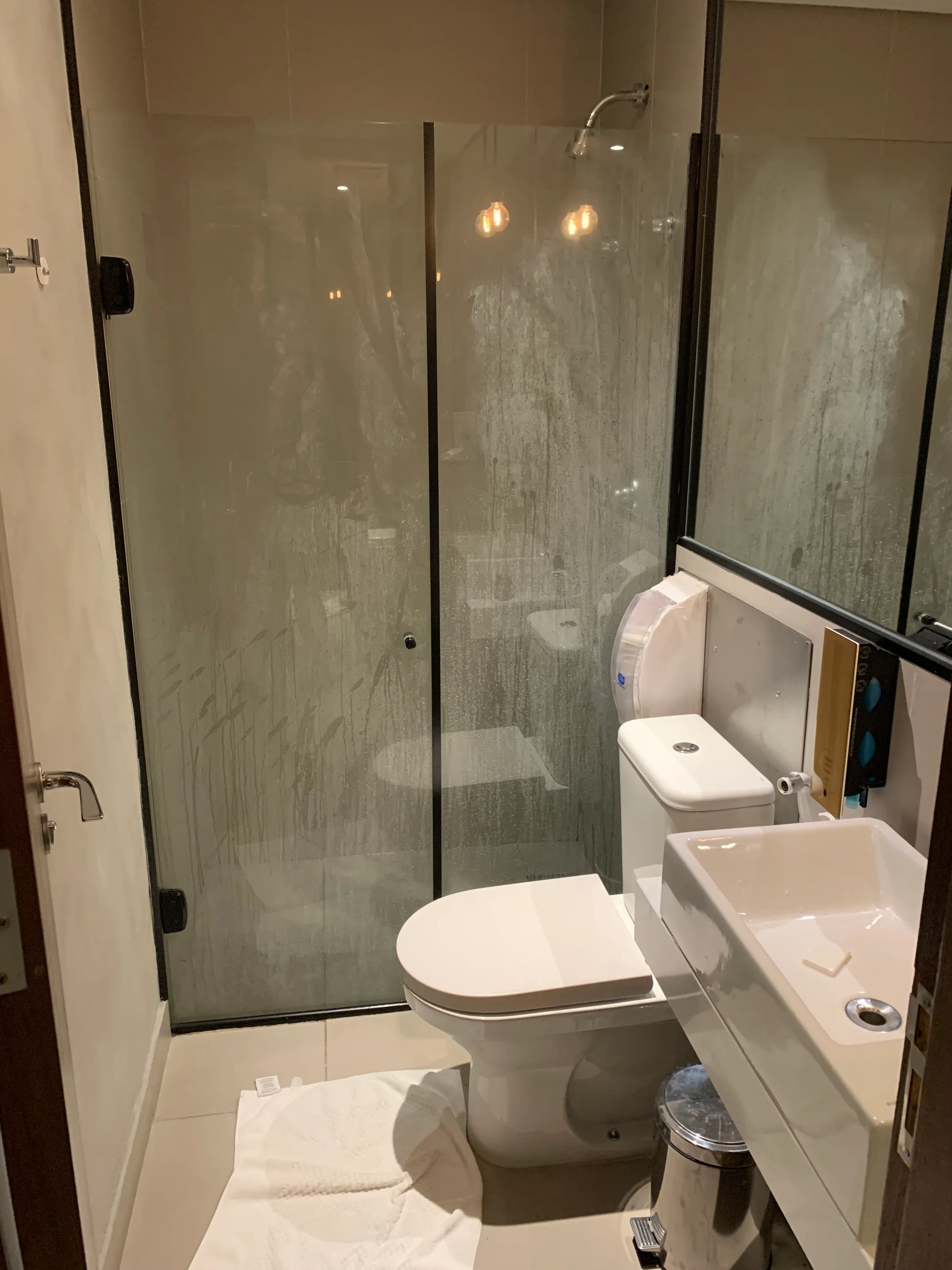 kleines Badezimmer mit Dusche und Toilette
