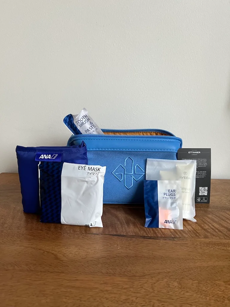 ANA Business Class Amenity Kit mit Augenmaske und Ohrenstöpseln