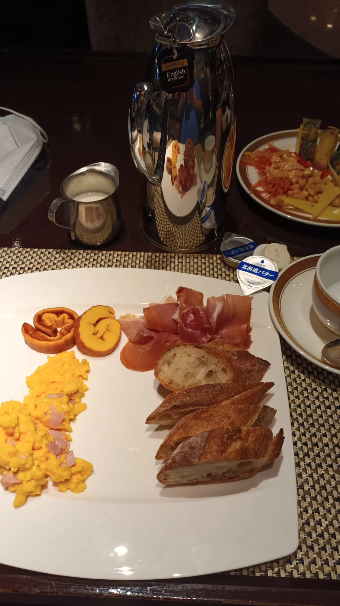Frühstücksteller mit Eiern, Schinken, Brot und Milch