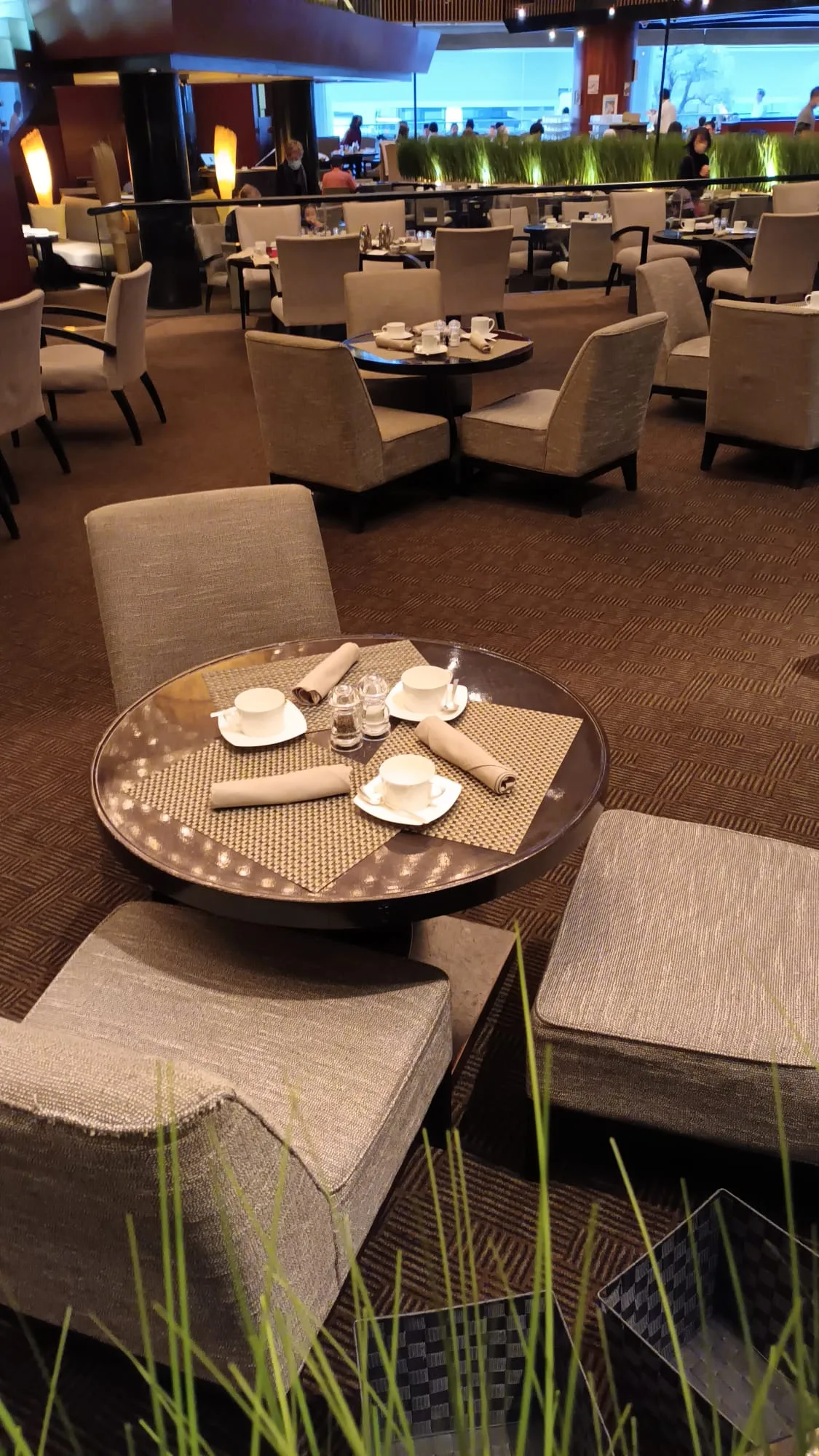 Lounge mit runden Tischen und Stühlen im modernen Design