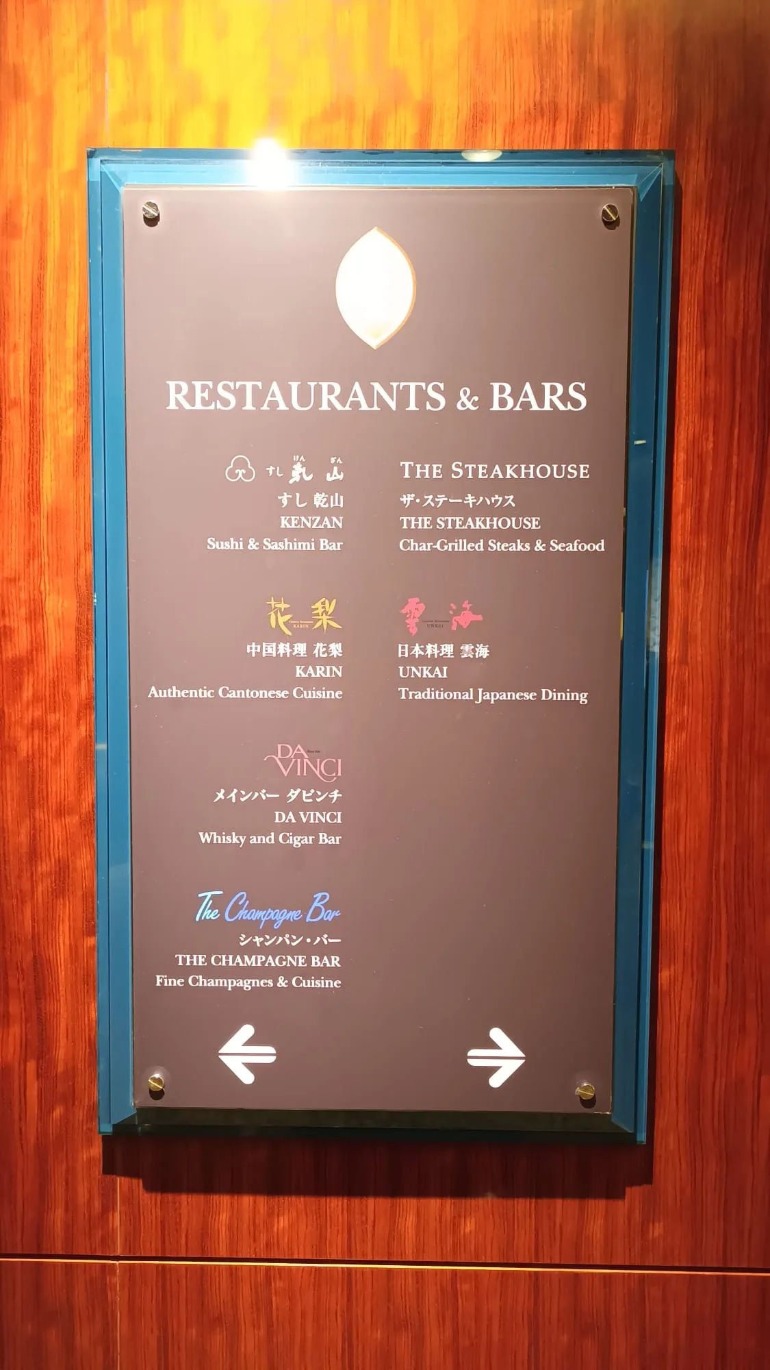 Restaurant- und Barschild mit verschiedenen Essensoptionen und Namen