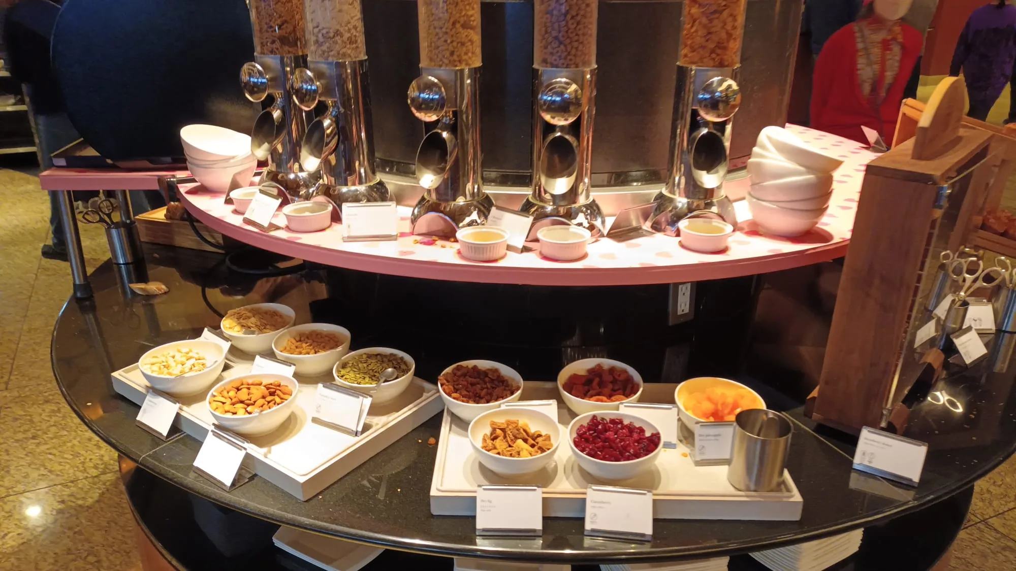 Frühstücksservice mit Müslischalen und Becher auf Tisch