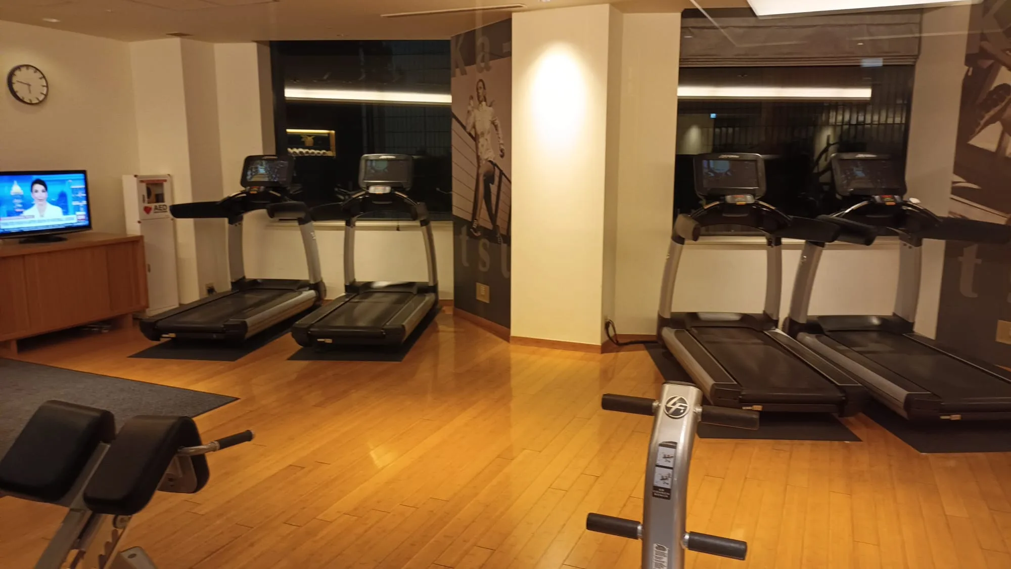 Gymnastikraum mit Laufbändern und Fernseher