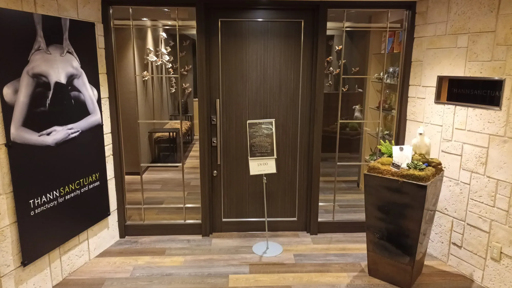 Eingangsbereich eines Hotels mit Schild und Dekorationen