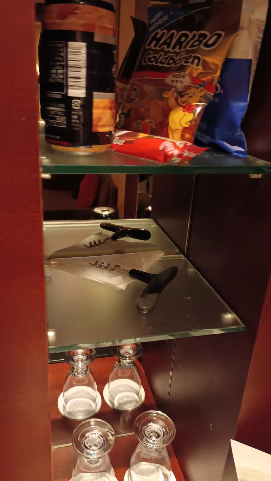 Glasvitrine mit Getränken, Snacks und Flaschenöffner