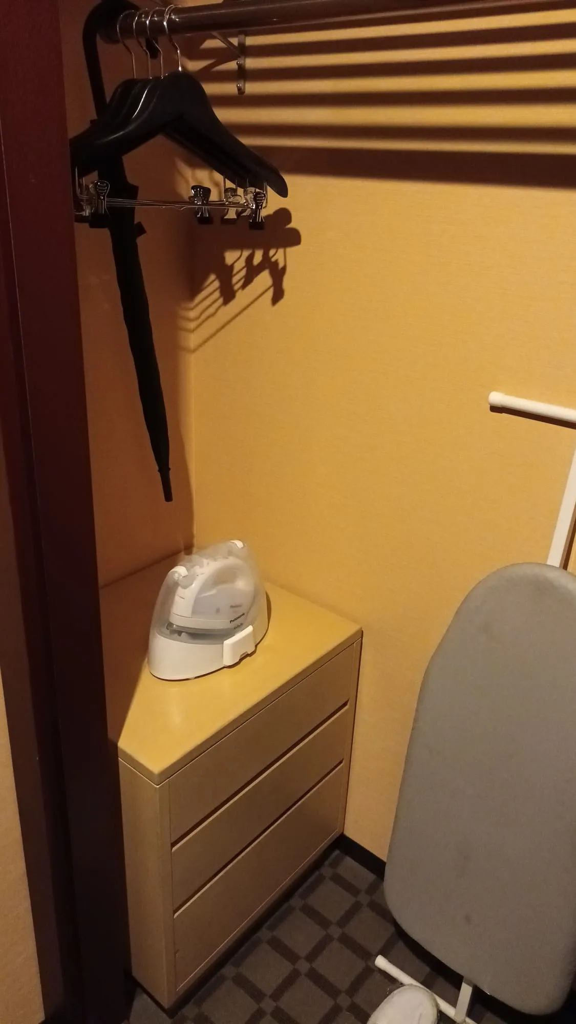 Hotelzimmer mit Bügeleisen und Bügeltisch