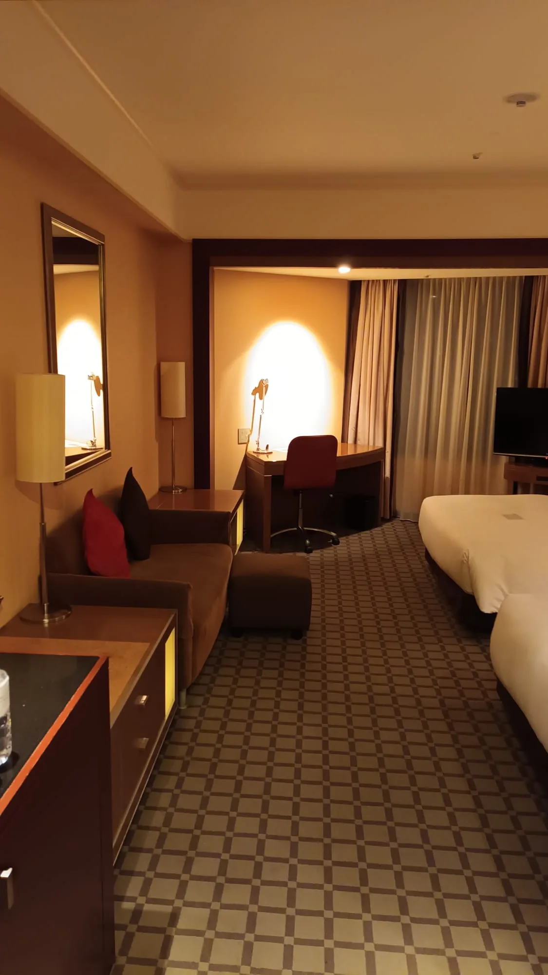 Hotelzimmer mit Doppelbett und Schreibtisch