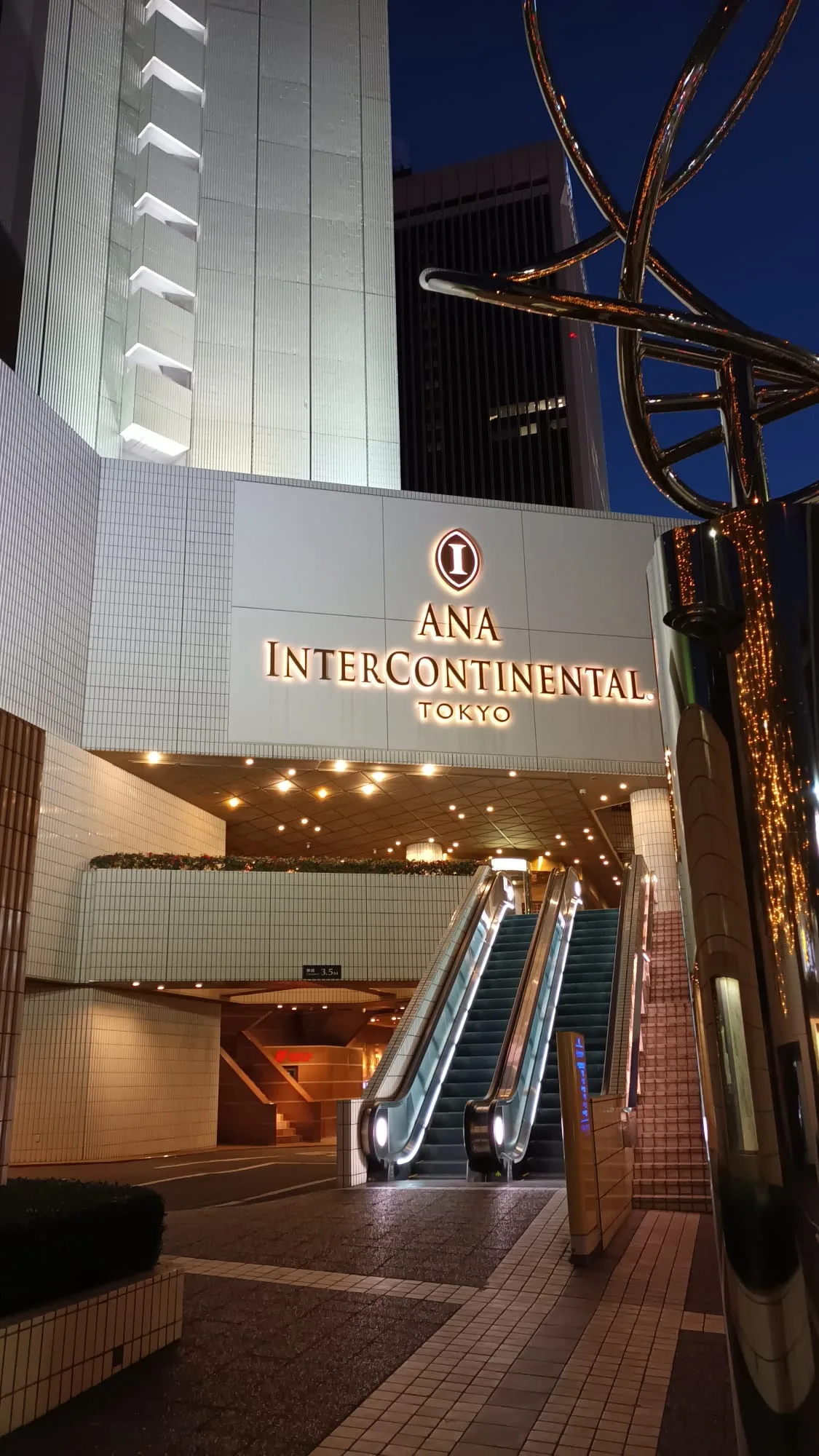 Eingangsbereich des ANA InterContinental Hotels in Tokio bei Nacht