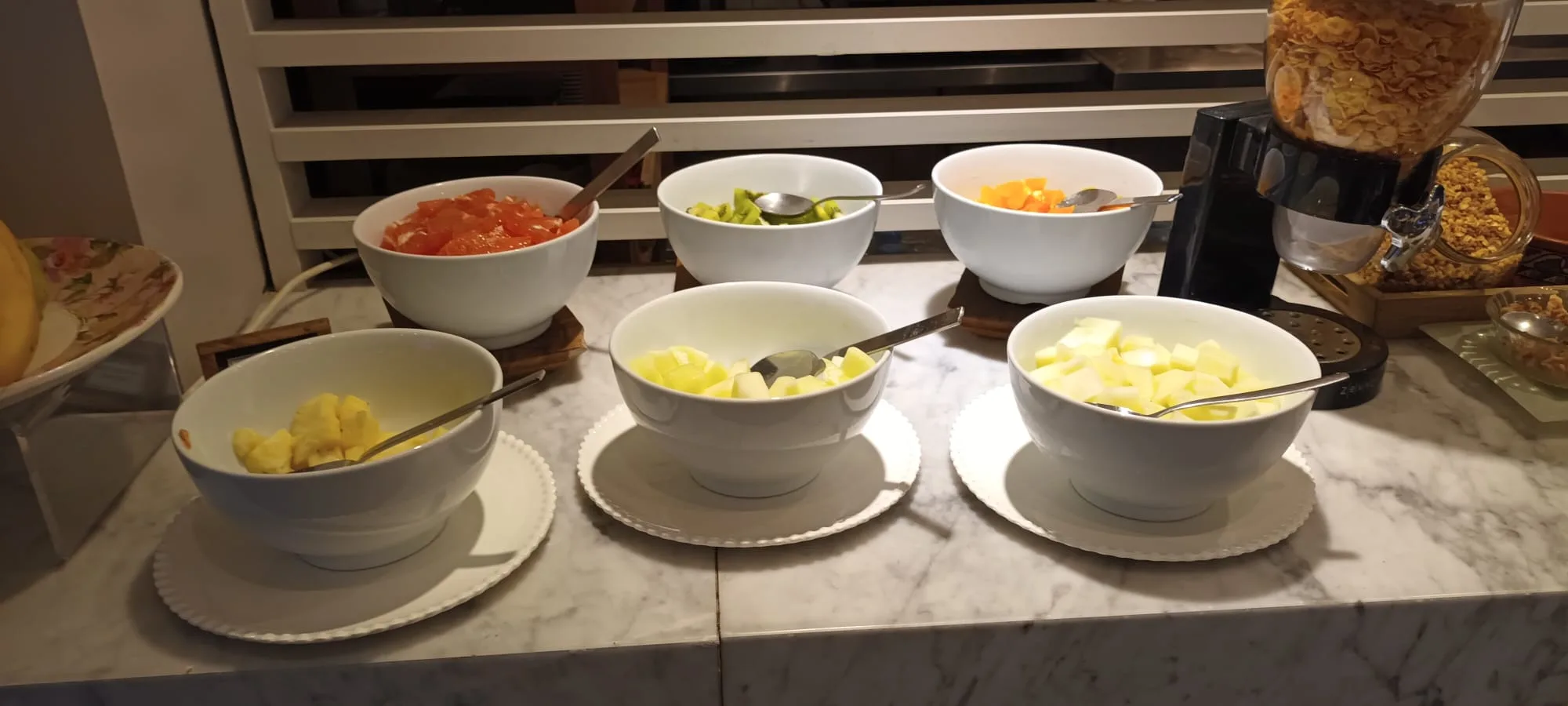 Frühstücksspeisen auf Schalen in einer Hotelbar