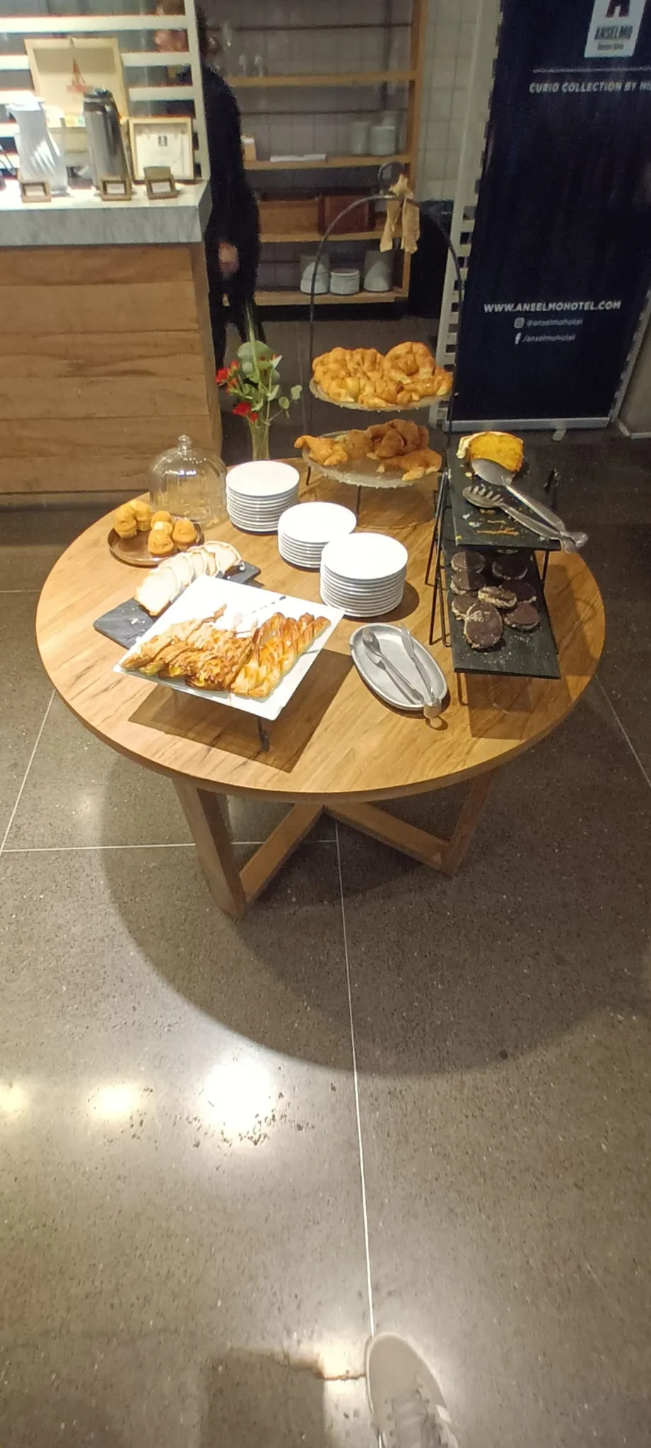 Frühstückstisch mit Gebäck und Kaffeezubehör im Hotel