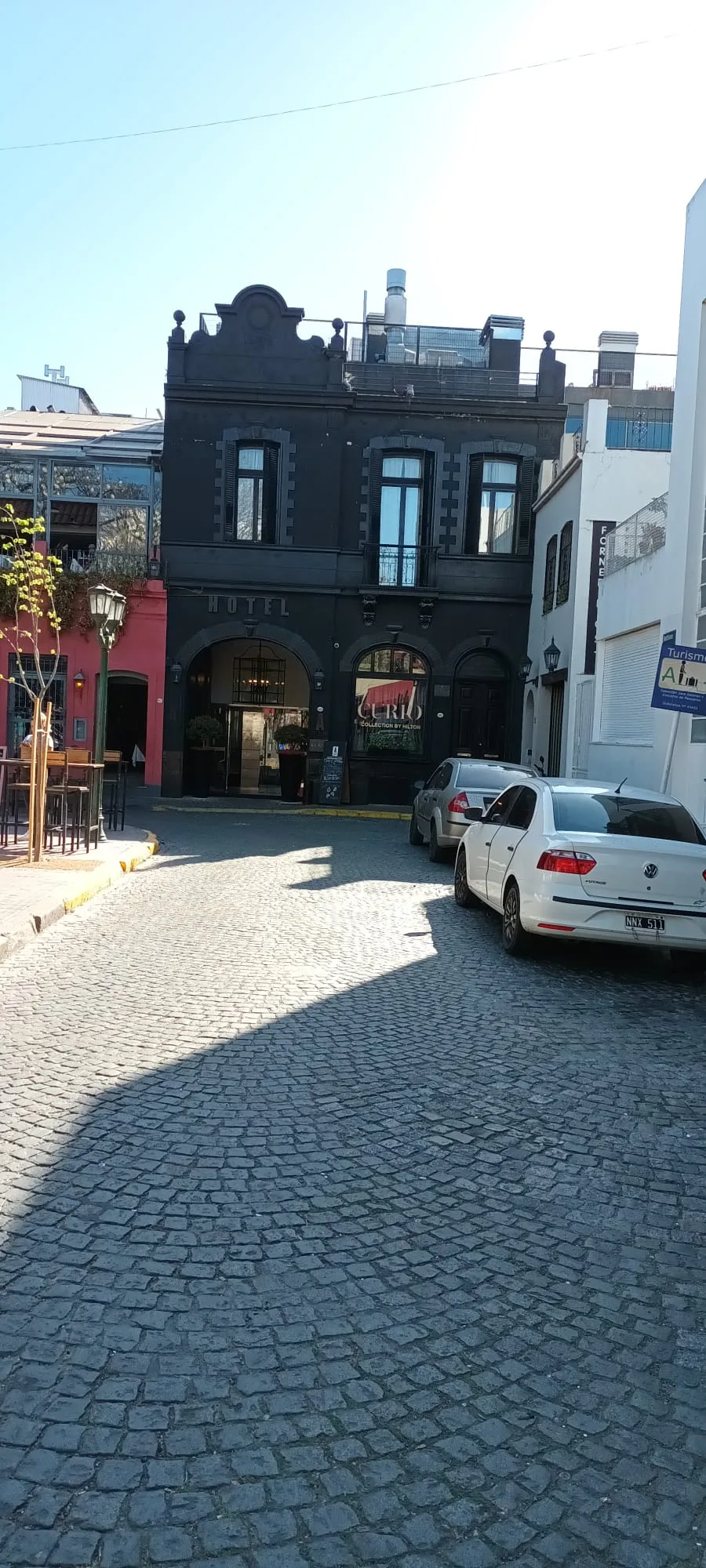 Hotelgebäude mit grauem Fassaden und Schild 'HOTEL' am Eingang
