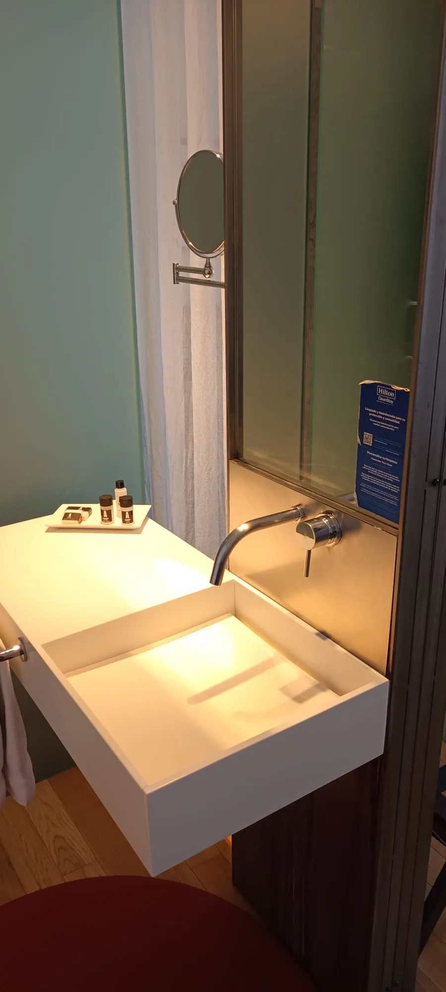 Waschbecken mit integriertem Schublade und Spiegel im Badezimmer