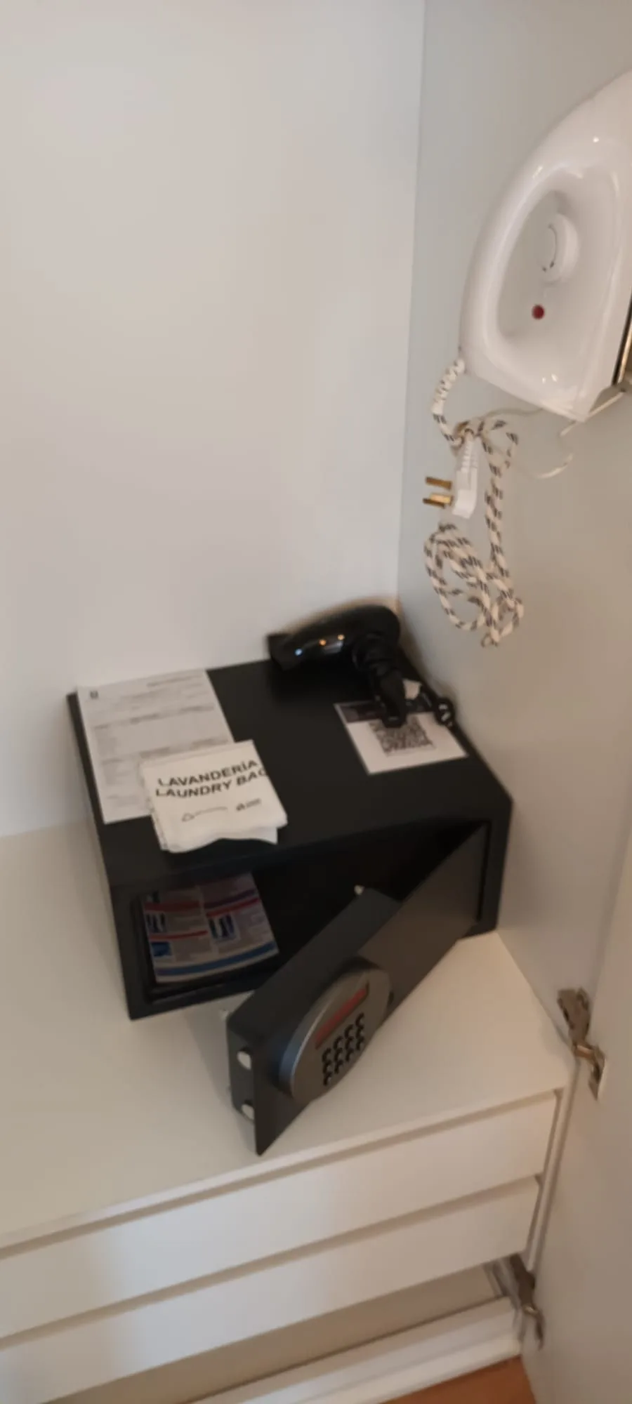 Wand mit Trockner und Schrank im Hotelzimmer