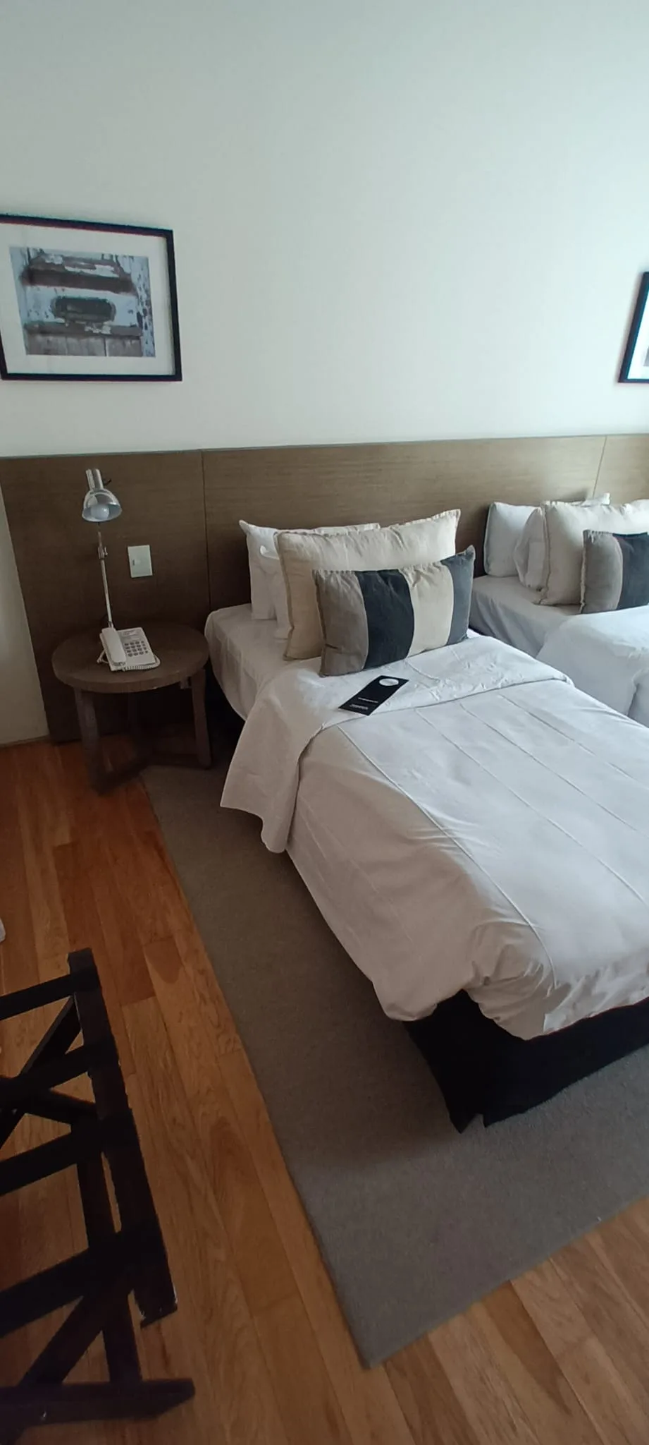 Hotelzimmer mit Doppelbett und grauem Tagesdeckenbezug