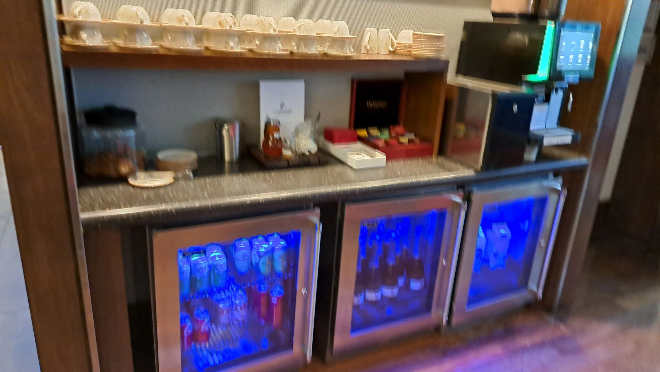 Galerie-Lounge mit Getränkekühlschränken und Kaffeemaschine