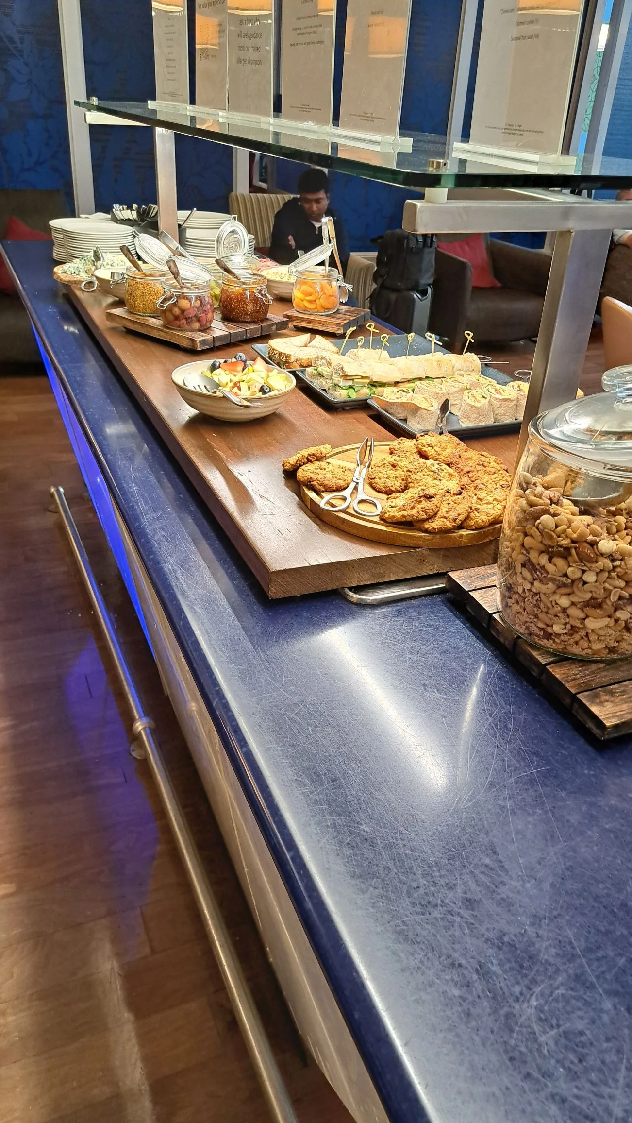 Buffet mit verschiedenen Snacks und Salaten auf blauem Tisch