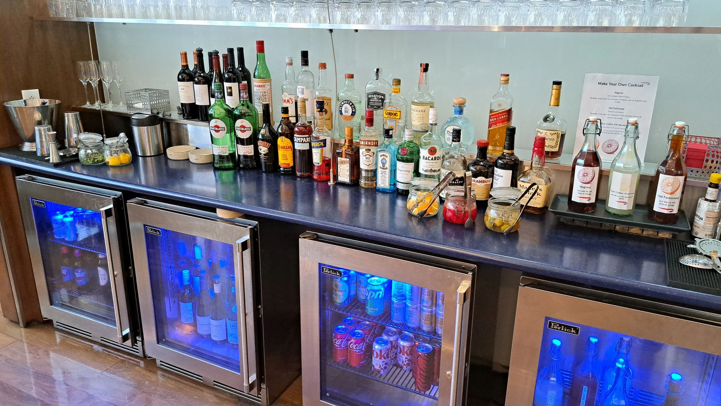 Bar mit Flaschen und Getränkekühlschränken
