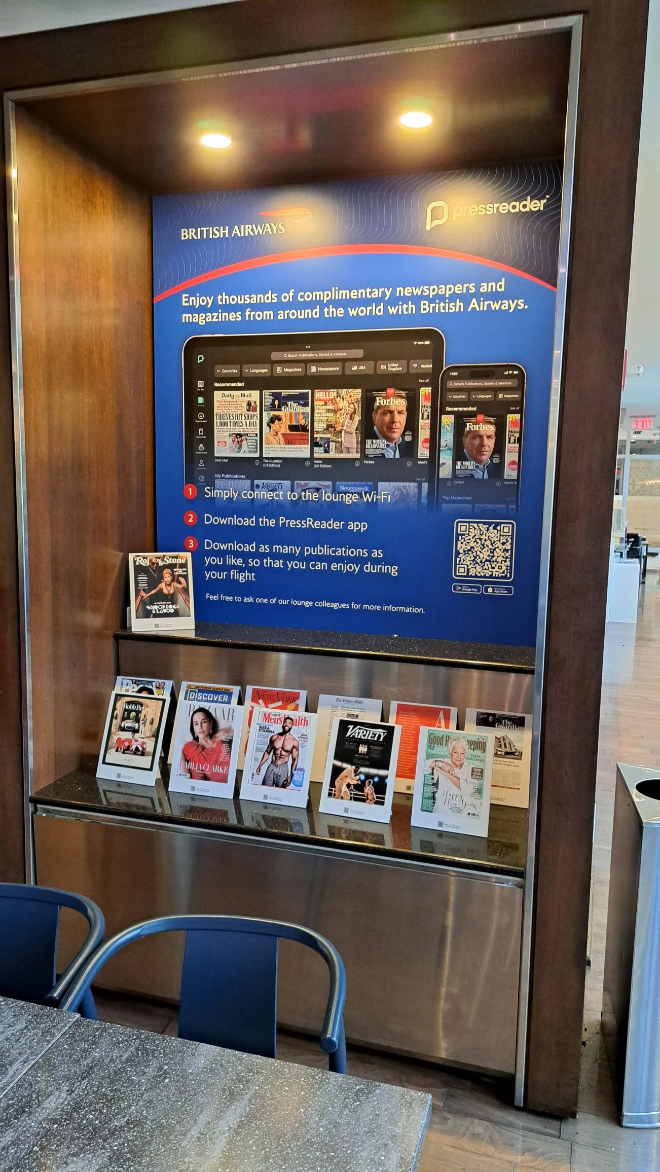 British Airways Lounge mit Zeitungen und Zeitschriftenangebot