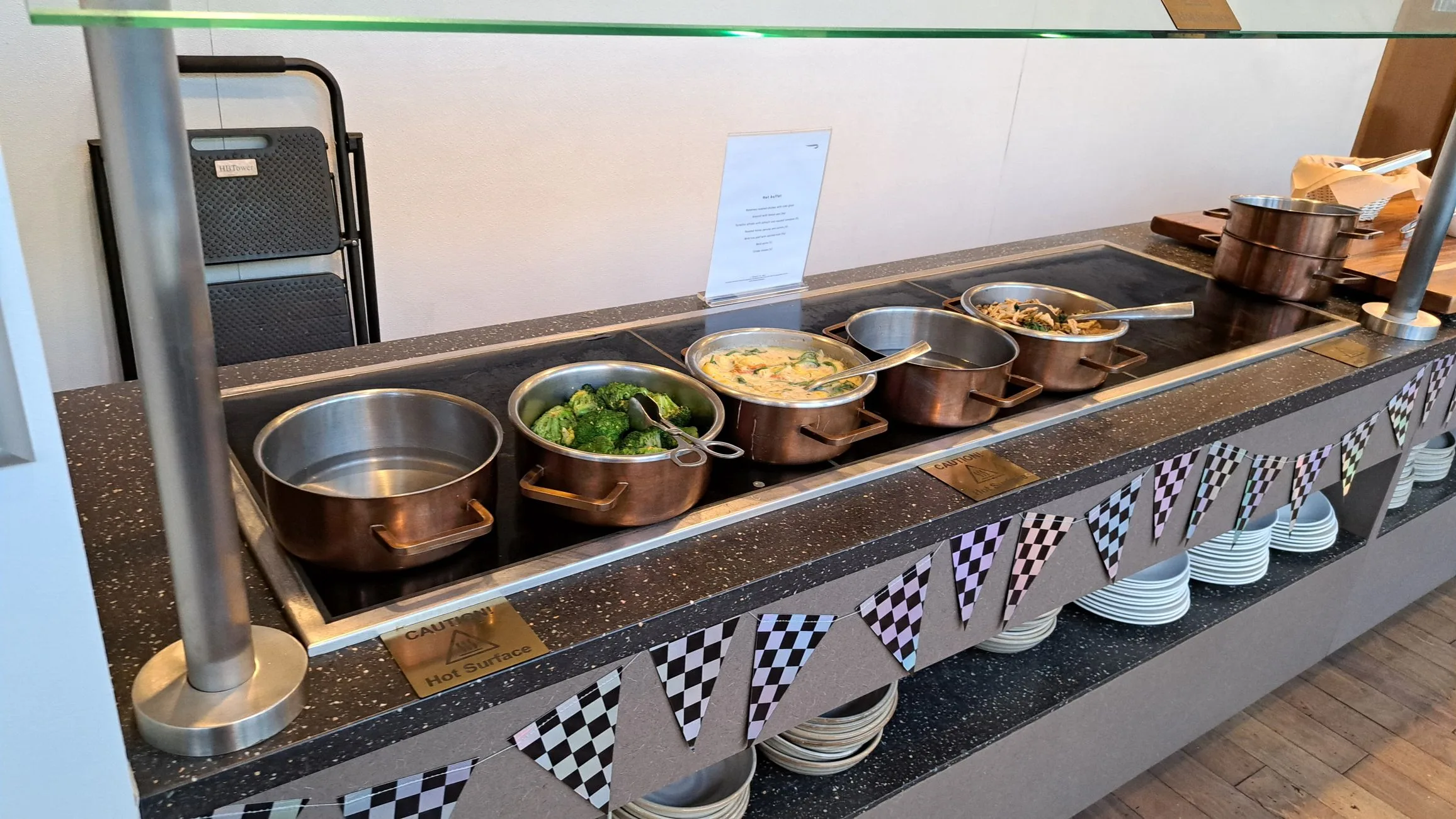 Gastronomische Anrichte mit Kochtopf und Speisen