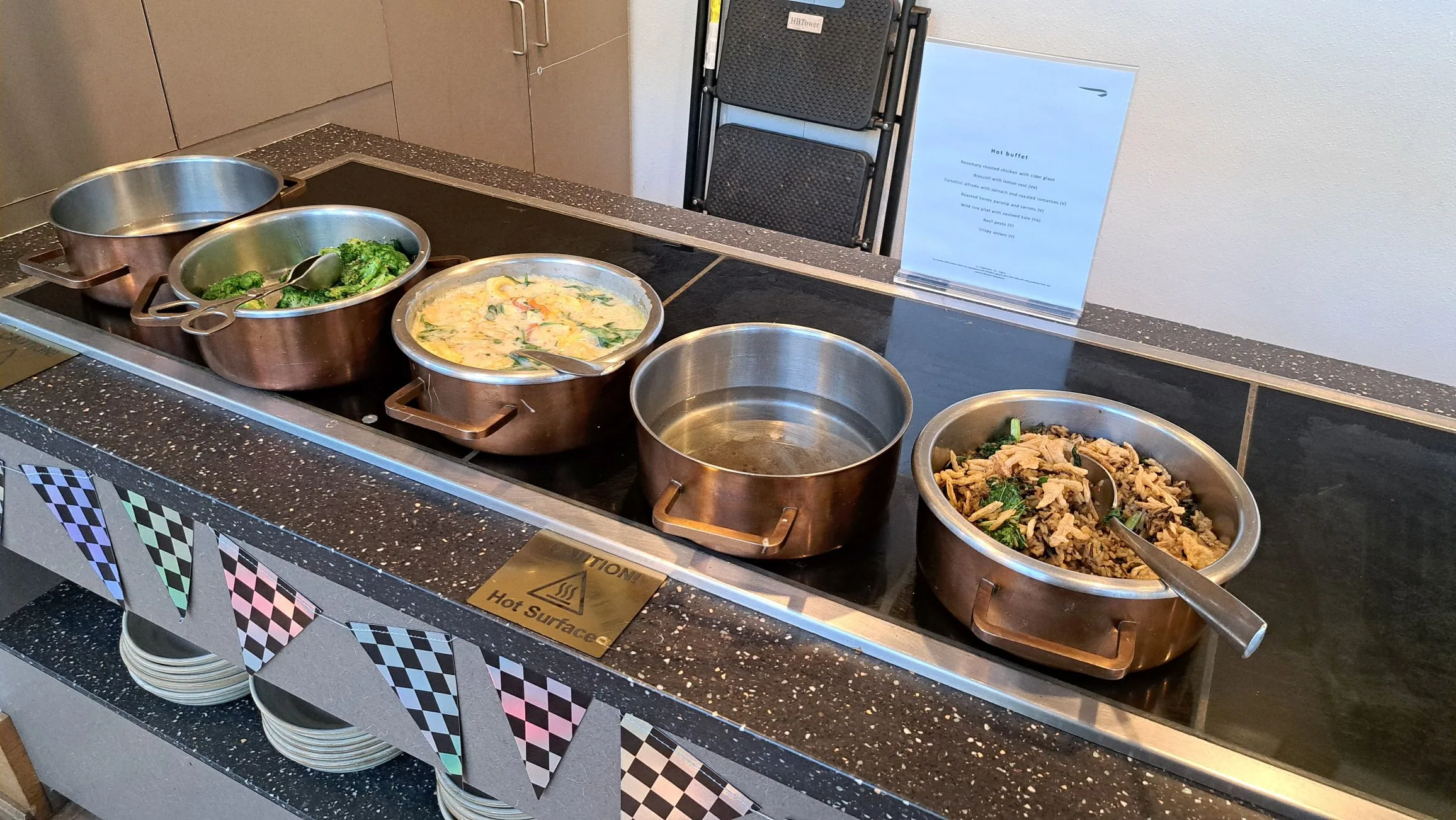 Gastronomische Anrichte mit verschiedenen Gerichten in Edelstahlbehältern