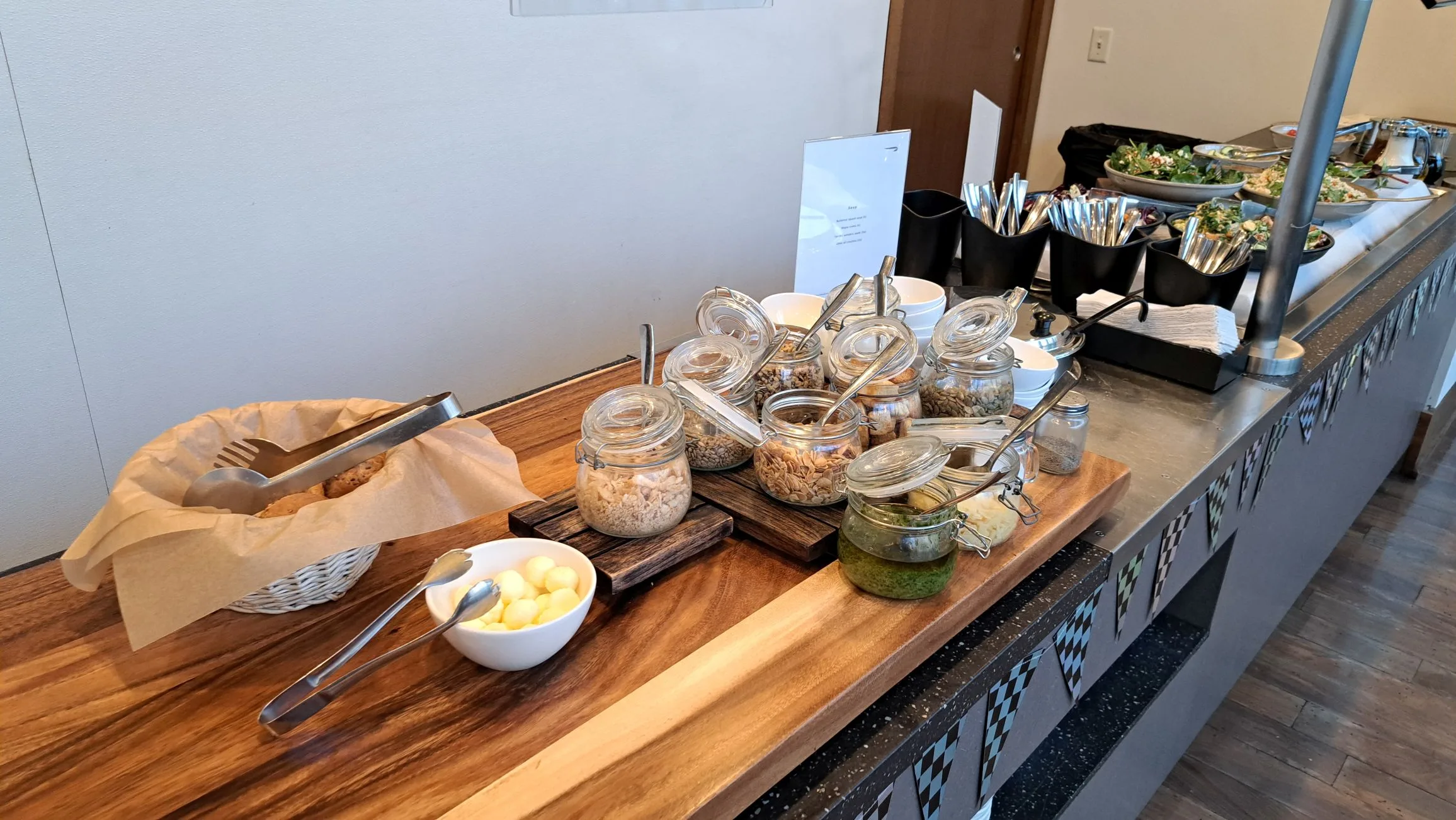 Buffet mit Salat und Getränken auf Holzplatte