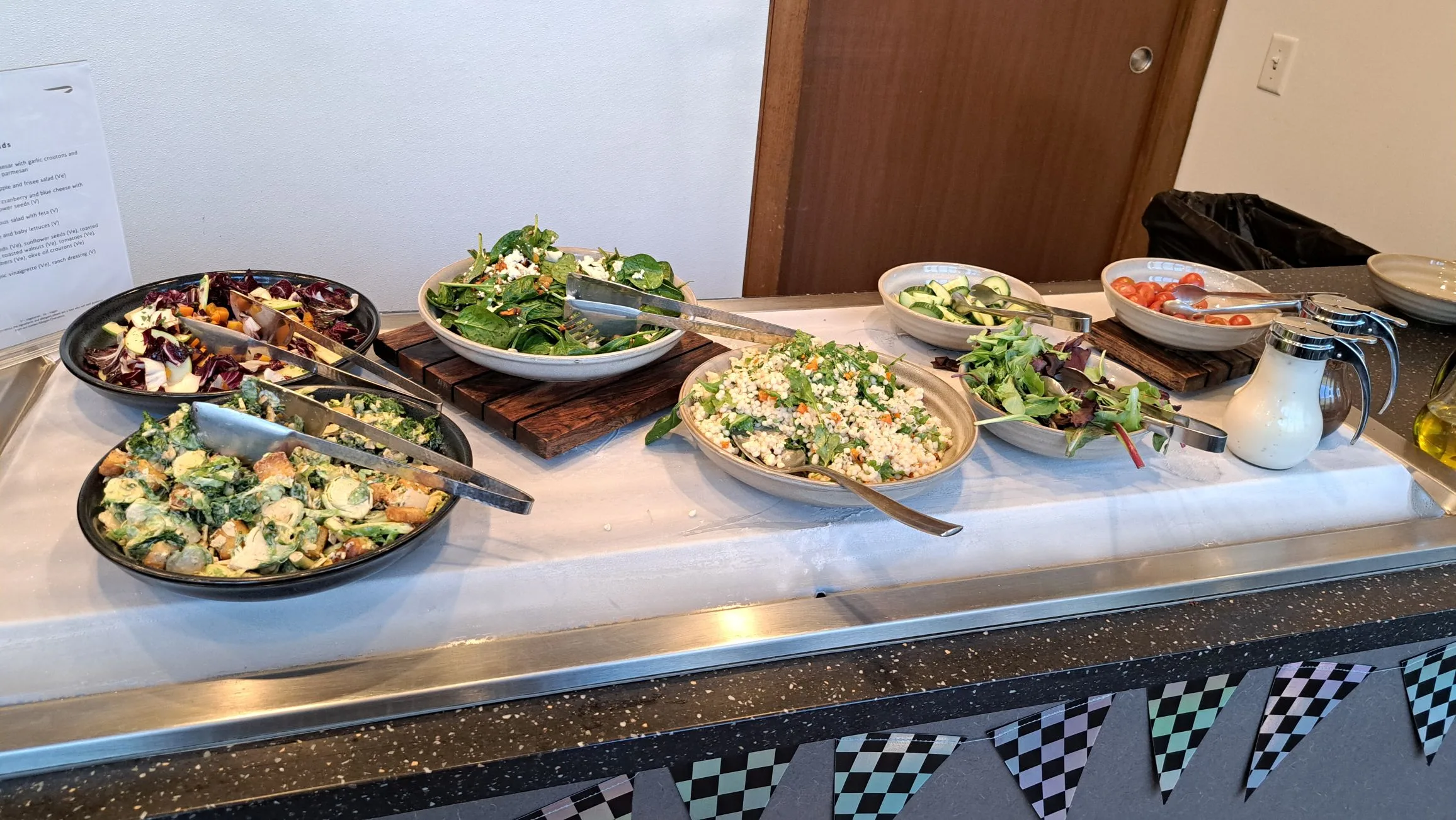 Salatbuffet mit verschiedenen Salaten und Beilagen auf einem Tisch