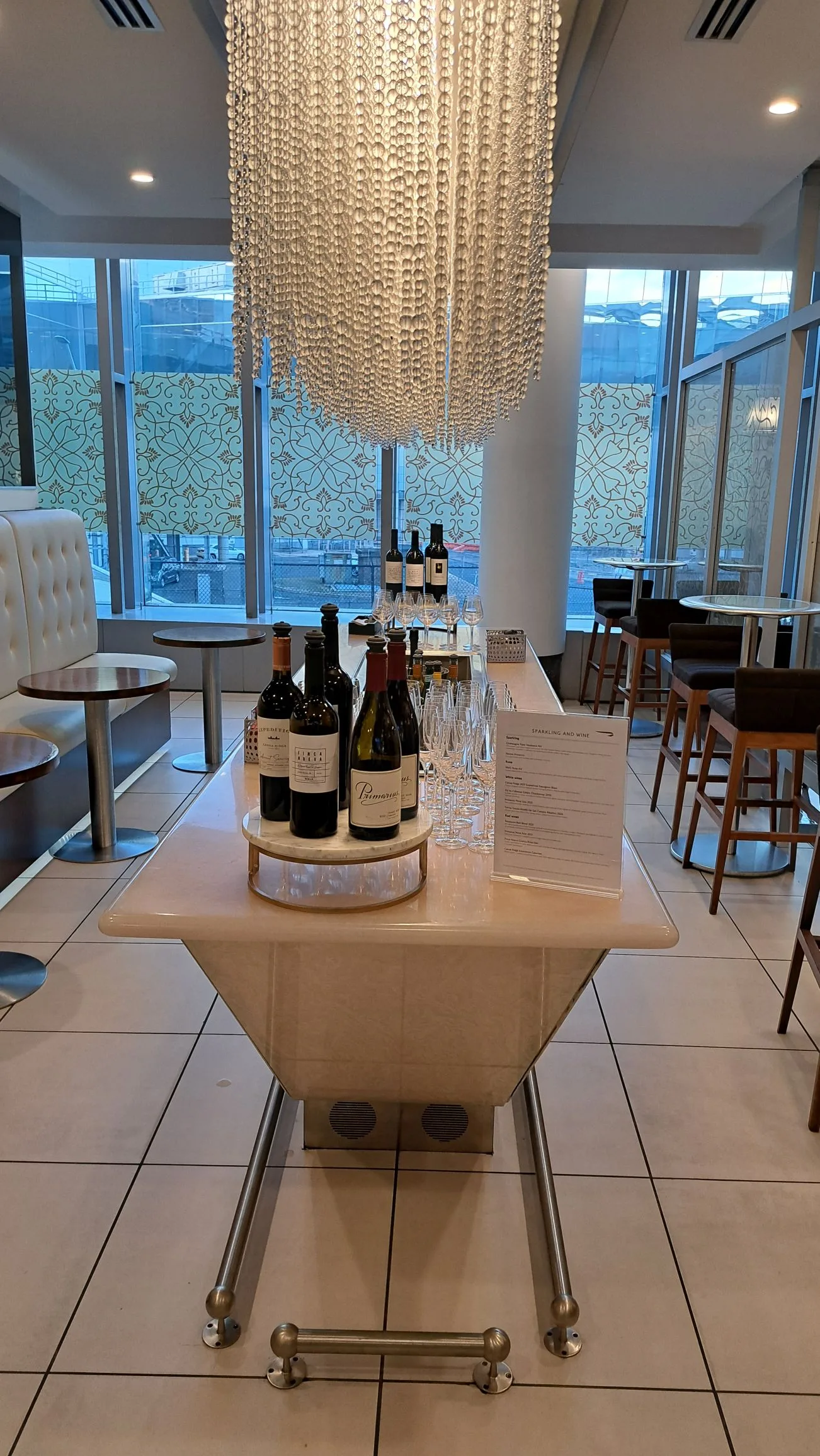 Weinbuffet im Loungebereich mit Flaschen und Gläsern