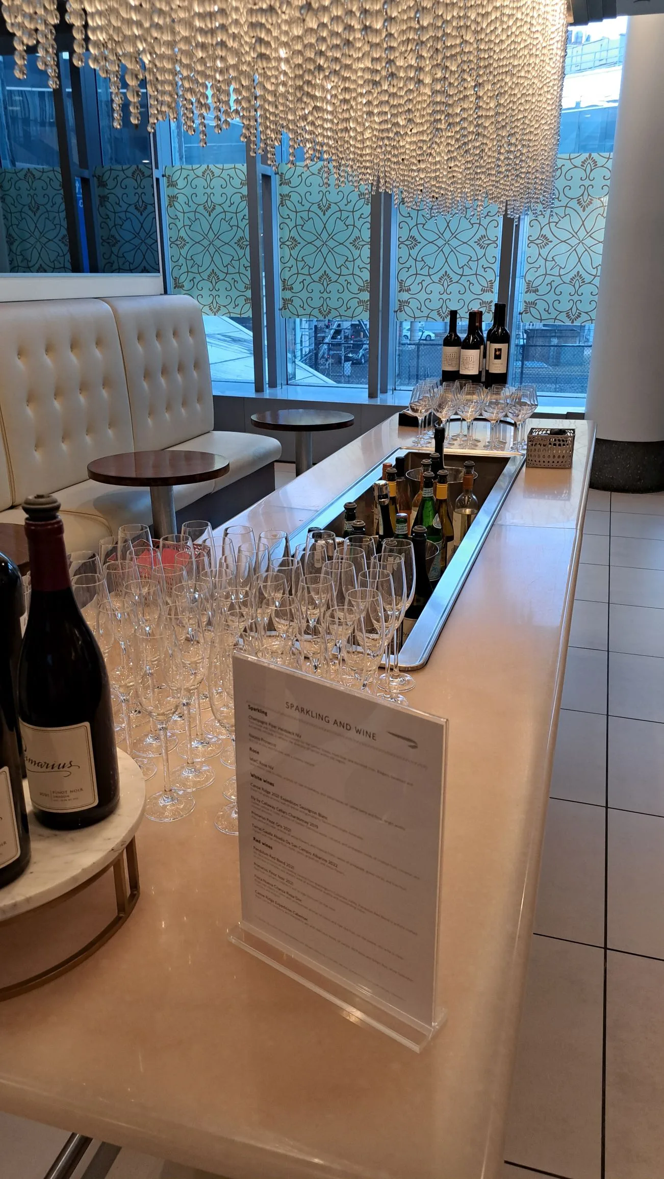 Bar mit Sitzgelegenheiten und Weinflaschen im Flughafenlounge