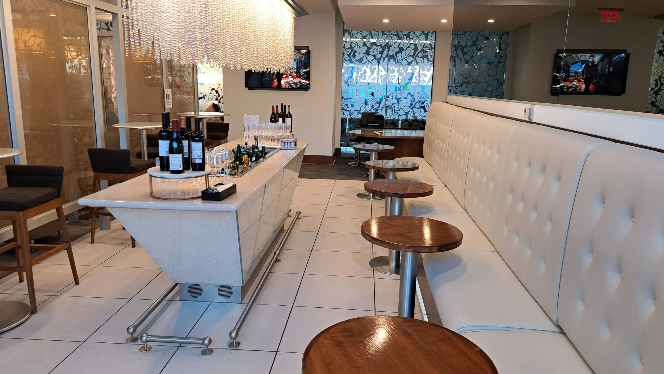 Bar mit Stühlen und Flaschen im Loungebereich